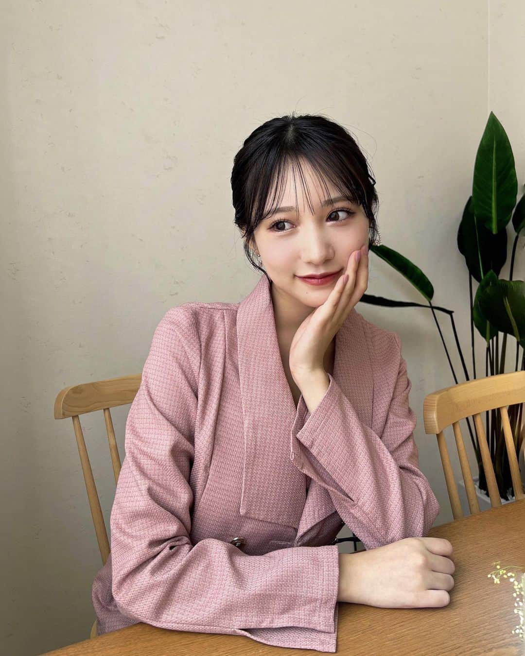 のインスタグラム：「🍁🍁  MBS #ゼロイチ褒め 収録の衣装 ピンクのセットアップ着せてもらった🥰  ピンクだけど甘すぎなくて可愛い❤︎  私服でもセットアップ欲しくなったな😼  #セットアップ #秋服コーデ #カジュアルガーリー #ピンクコーデ #韓国コーデ  #ヘアアレンジ #💗」
