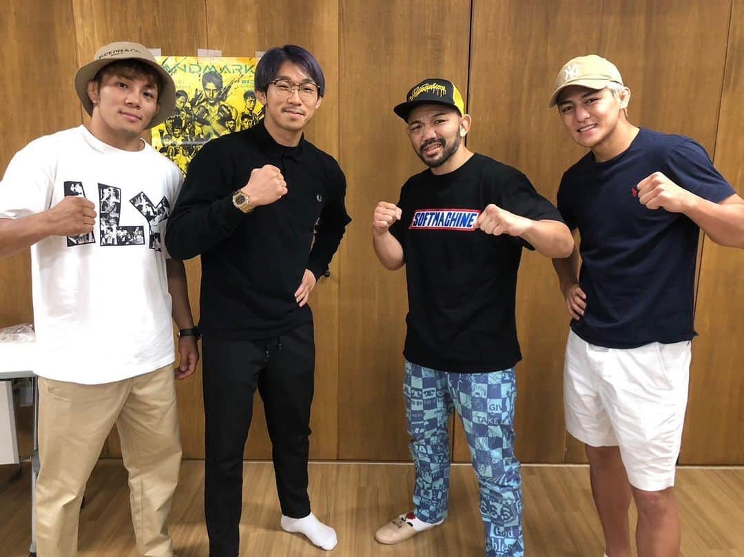 マッスルグリルのインスタグラム：「日曜日のRIZIN @rizin_pr で試合をした 渡慶次幸平選手　@tokeshikouhei にお誘いいただき 鈴木千裕選手　@suzuki.chihiro0514  新居すぐる選手　@sugurunii  と共に名古屋市の児童養護施設を訪問しました。  マッスルグリルの活動とは違った報告ですが、格闘技を通して社会に貢献できるのは嬉しいです。 素晴らしい経験をさせていただきありがとうございました。  渡慶次さんはワンピースのルフィみたいな人です  東スポさんにも取り上げていただきました。 #rizin #rizinlandmark6 #名古屋 #渡慶次幸平 #鈴木千裕 #新居すぐる #マッスルグリル #スマイル井上」