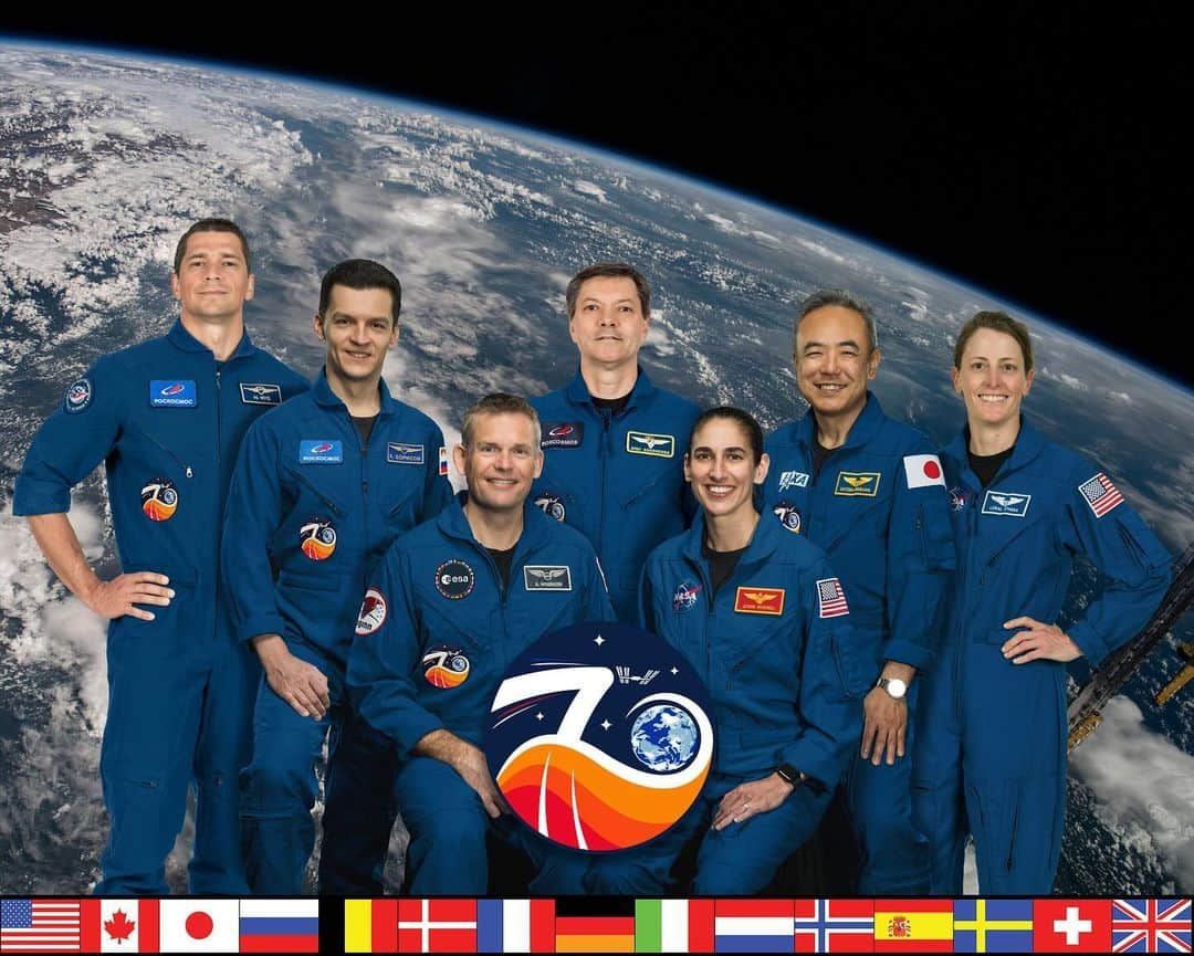 国際宇宙ステーションさんのインスタグラム写真 - (国際宇宙ステーションInstagram)「The official Expedition 70 crew portrait with (top row from left) Roscosmos cosmonauts Nikolai Chub, Konstantin Borisov, and Oleg Kononenko; JAXA (Japan Aerospace Exploration Agency) astronaut Satoshi Furukawa; and NASA astronaut Loral O'Hara. In the front row are, ESA (European Space Agency) astronaut and Expedition 70 Commander Andreas Mogensen and NASA astronaut Jasmin Moghbeli.  #nasa #jaxa #astronaut #roscosmos #cosmonaut #international #space #station」10月3日 14時14分 - iss