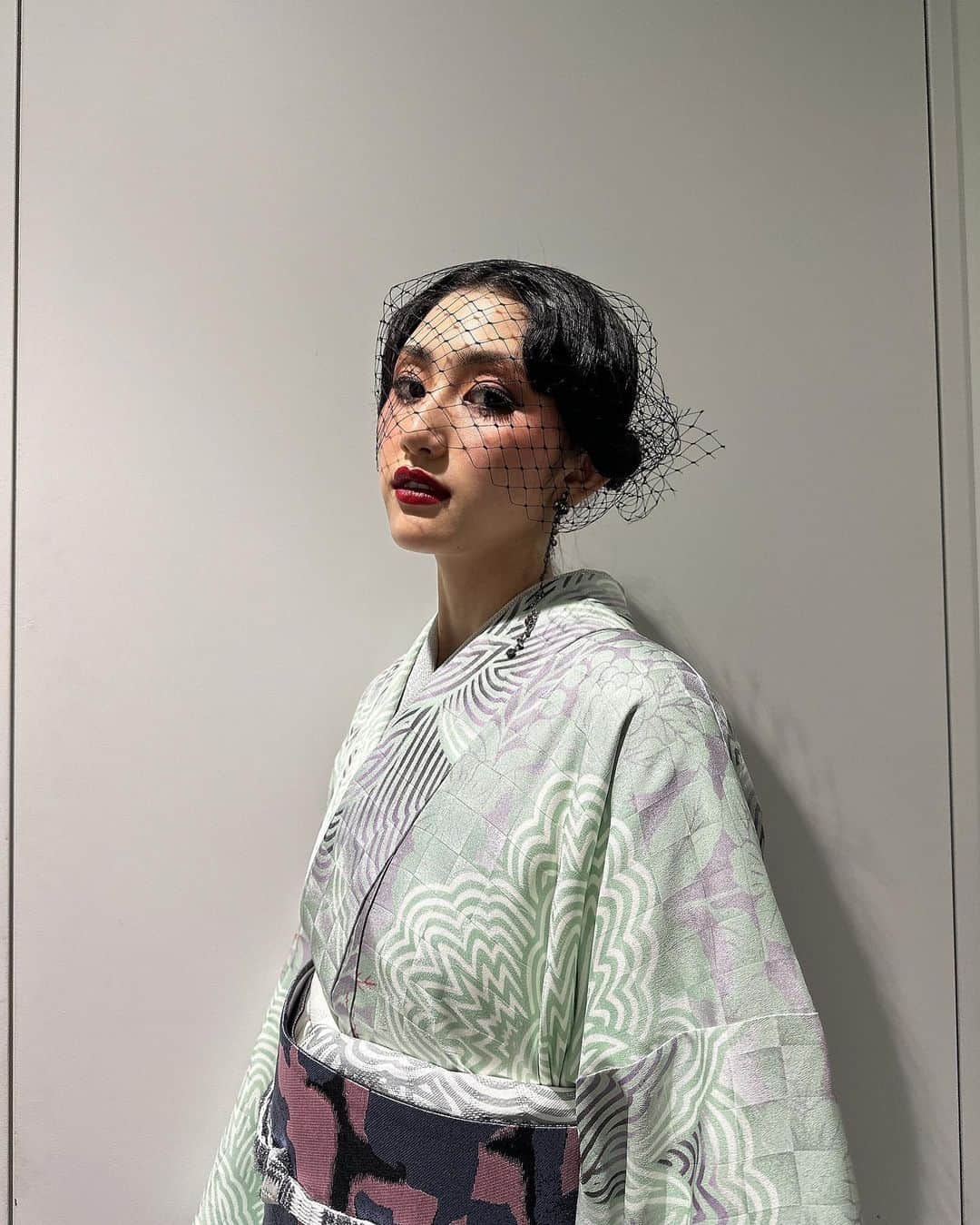 黒田瑞貴のインスタグラム：「@yumiko.kamada   毎回タイプすぎるヘアメイクをしてくださる鎌田さん💄🤍  今回も楽しすぎるチームJOTAROでした🤍🤍🤍  @jotaro_saito_ginzasix @saitojotaro   #kimono #着物　#fashiongram #instafashion #jotarosaito」