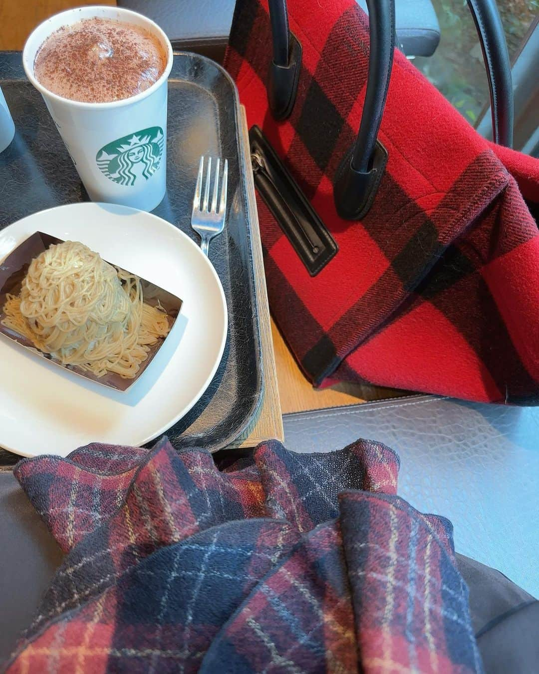 川崎希さんのインスタグラム写真 - (川崎希Instagram)「Autumn mood🍂👜🤎  チェック大好き星人👽  #selvasecreta #celine #starbucks #スタバのモンブラン最高　#最近毎回食べてる」10月3日 14時07分 - kawasakinozomi