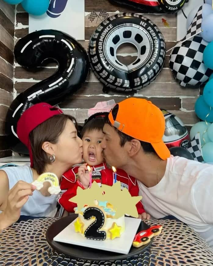 美優のインスタグラム：「息子2歳のお誕生日🎂✨  無事、息子のお誕生日を自宅で祝うことが出来ました☺️  切迫早産で入院していた為、もしかしたら今年はお祝いしてあげられないかも…なんて思っていましたが😭良かったーー❣️❣️❣️  この写真からは想像もつかないと思いますが…  噂のイヤイヤ期が2歳になった当日から始まりました🤣🤣 こんな事ってある？笑？  もうすぐお兄ちゃんになるのに イヤイヤ期突入😇 これも成長の証ですが… ここに2人目となる次男が加わると思うと… 今から色々と覚悟を決めておかねば✊⚡️  1人っ子でいられるのもあと数週間。なんだか私が寂しい気持ち🥲 マタニティブルー🤰笑  次男が生まれても息子がヤキモチ妬かないように、我慢しないように…  愛情表現たくさんしてあげなくっちゃ☺️  #2歳のお誕生日おめでとう #2歳　#男の子ママ　#滝川家」