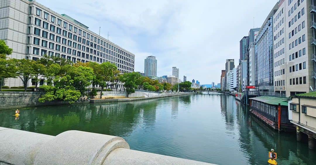 のインスタグラム：「大阪の清交社で講演させていただきました。ことしで100年の歴史ある社交クラブ。こども宅食のお話を熱心にお聴きいただき感謝申し上げます。 さあ、これから東京へ！ #清交社 #こども宅食」