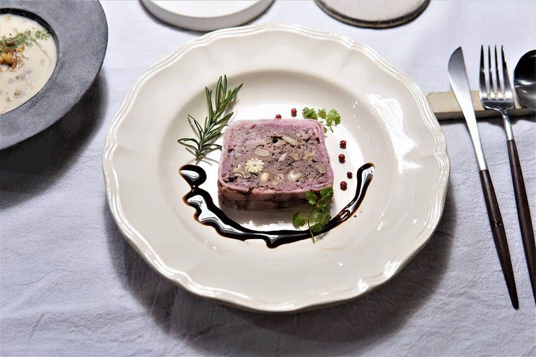 staub ストウブのインスタグラム：「【10/11(水) 開催 スペシャルクッキングクラス「マチノアカリ」@ツヴィリングクッキングスタジオ 横浜元町店】  地魚と地元野菜で作るフランスの田舎料理が人気のビストロ「マチノアカリ( @bistro_machinoakari)」のシェフ 八十川氏をお招きして開催する、スペシャルクッキングクラス！只今、レッスン予約を受付中です。今回は、以下3品のレシピをご紹介いただきます。    ・前菜 : 里芋とベーコンのテリーヌ  ・メイン : シューファルシ (フランス風ロールキャベツ)  ・デザート : ベルエレーヌ(洋梨のコンポート)    前菜はテリーヌ型で作る、旬の食材 “里芋”のテリーヌ。メインはソーセージの具をキャベツで包み、キノコとブイヨンと共に、ストウブで蒸し焼きにして仕上げる “シューファルシ(フランス風ロールキャベツ)”。デザートは洋梨に温かいチョコソースをかけていただく、ベルエレーヌ(洋梨のコンポート)です。プロの技がぎっしり詰まったレッスンをお楽しみください。    ・開催場所 : ツヴィリング J.A. ヘンケルス 横浜元町店 クッキングスタジオ  ・日時 : 10/11 (水）11:30am~  ・定員 : 10名  ・時間 : 3 時間〜  ・お問合せ用 TEL : 045-228-7945  ・クッキングクラス 予約用URL : https://airrsv.net/motomachi-cookingstudio/calendar (リンクはストーリーズでもご紹介中！)  *写真はイメージです。  #STAUB #ストウブ」