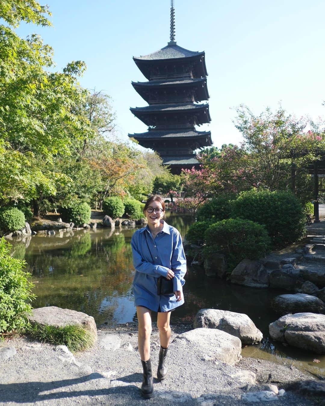 猪鼻ちひろさんのインスタグラム写真 - (猪鼻ちひろInstagram)「京都のお洋服💙 @leinwande_official シャツやっと着れた💙 このハリ感と着心地のよさが好きで ずっと大切にしたいシャツの仲間入り。  そういうお洋服が作れたらなと思う日々。 冬はニットの下にも着たいなぁ🥹  📍東寺  生で観ると建築物の大きさや細やかさは圧巻で、 お庭のベンチでまったり過ごせてよかった☺️  蚊に5箇所も刺されたけど🦟😀 #ちひろのお洋服 #ちひろトリップ #ちひろtrip関西 #leinwande #therow」10月3日 14時16分 - inohanachihiro