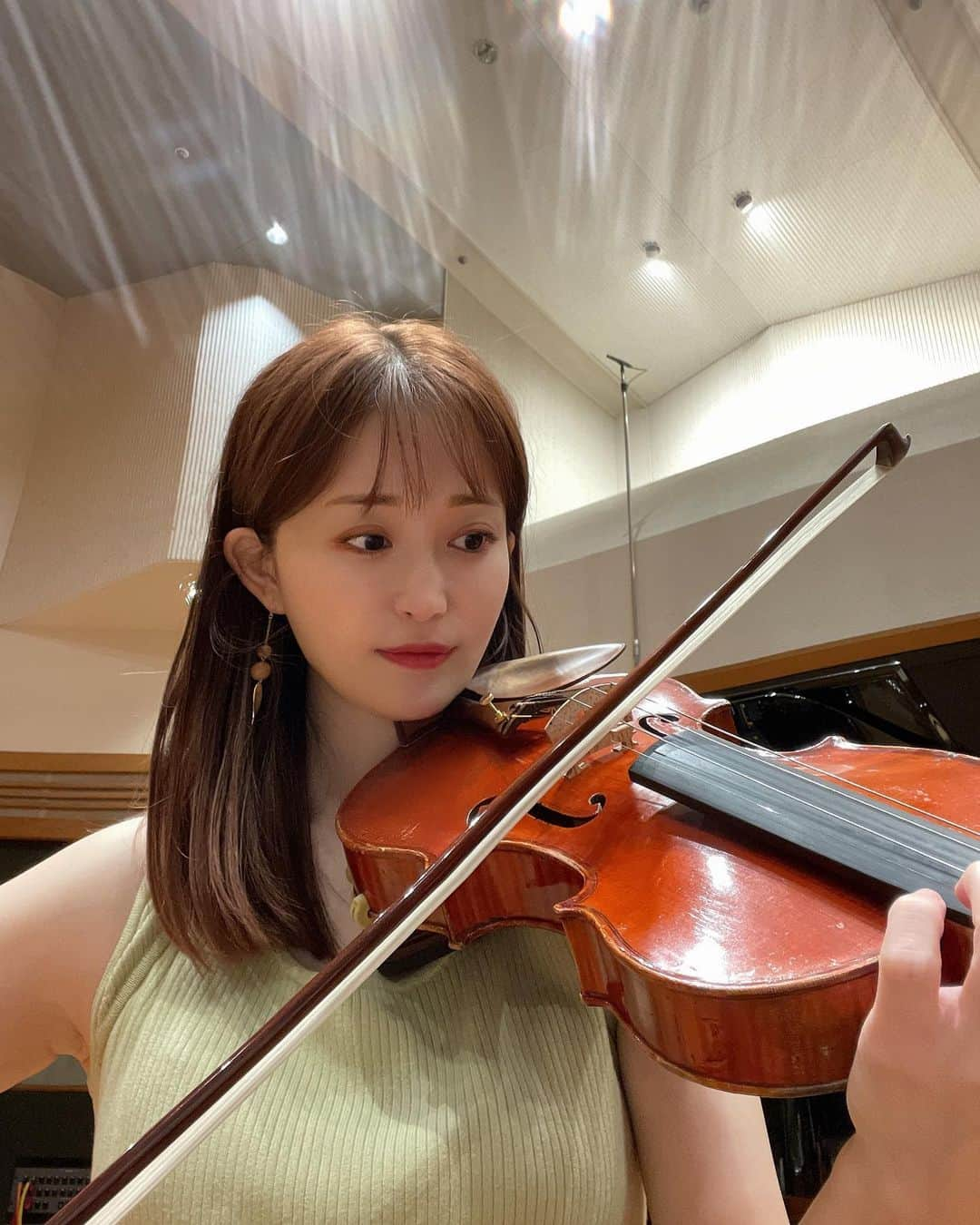 岡部磨知さんのインスタグラム写真 - (岡部磨知Instagram)「なかなか秋服が着れてない…🌿  #recording #violin #musician #バイオリン」10月3日 14時16分 - machi_okabe