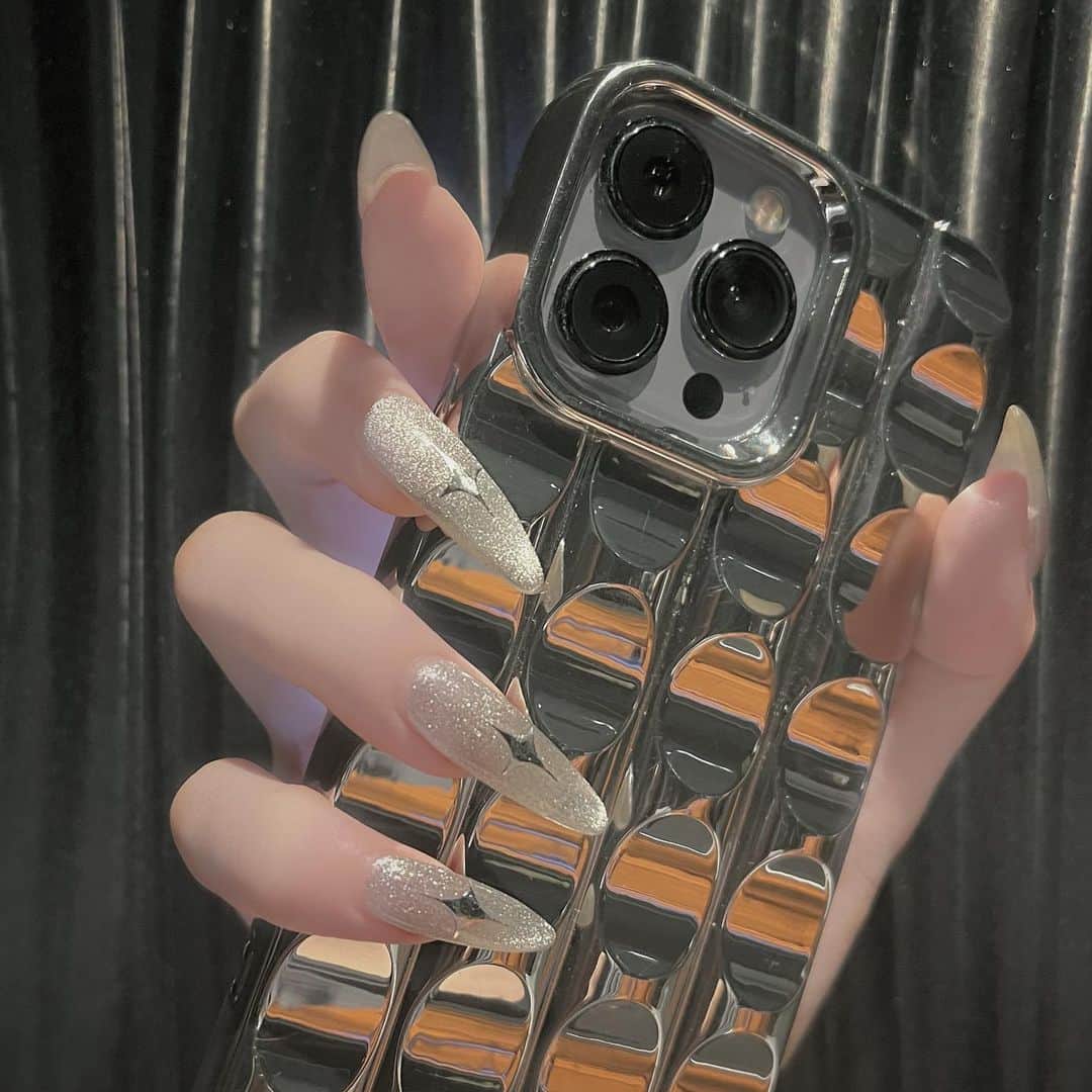 chiiiiiのインスタグラム：「𝑁𝐸𝑊💅✧✧ 私のラッキーカラー ゴールドなんだけど シルバー派なんです☠️🤍かわいいね！」