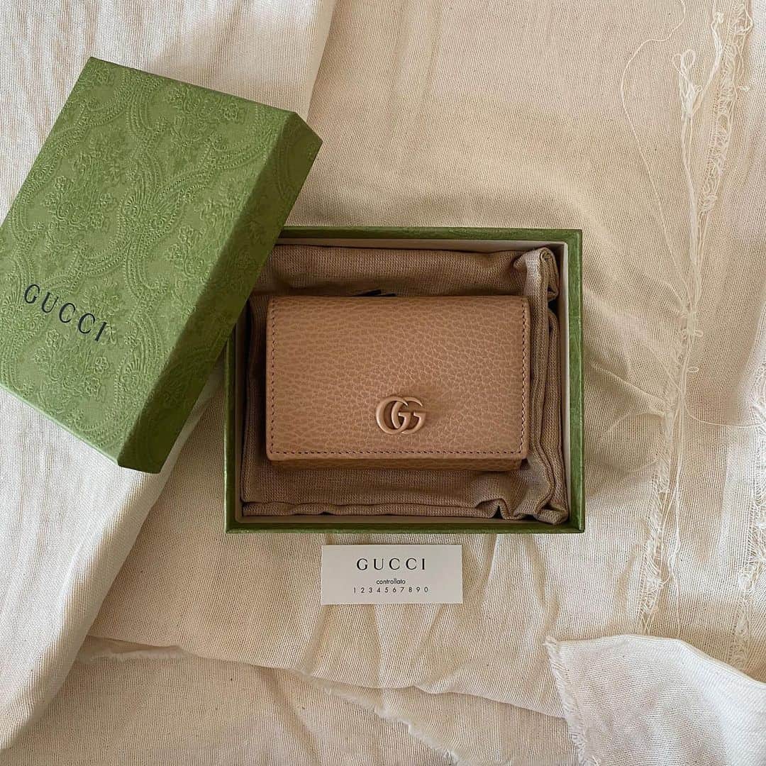 yuinaのインスタグラム：「よし様から、かなり早いﾌﾟﾚｾﾞﾝﾄ〜😊笑　ありがとう♡ #gucci #財布 #三つ折り財布  #wallet #instafashion」