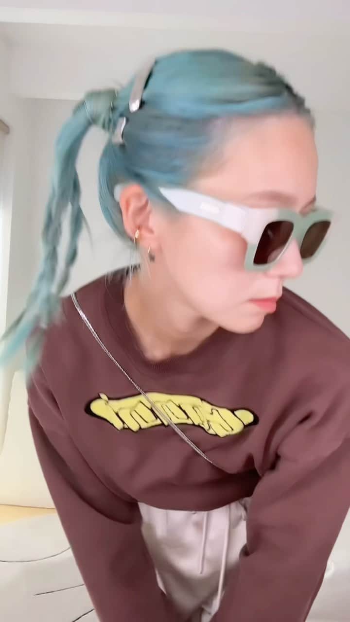 三苫愛のインスタグラム：「大人でもできる高めツインのポイントは前から見える位置で結ばないこと！それだけでポニーテールのような雰囲気になります。 ねじるのは三つ編みより簡単なので、やってみて下さい🫶🏻 💎@pluiehair @pluietokyo  👕 @ganni  🕶️ @jacquemus」