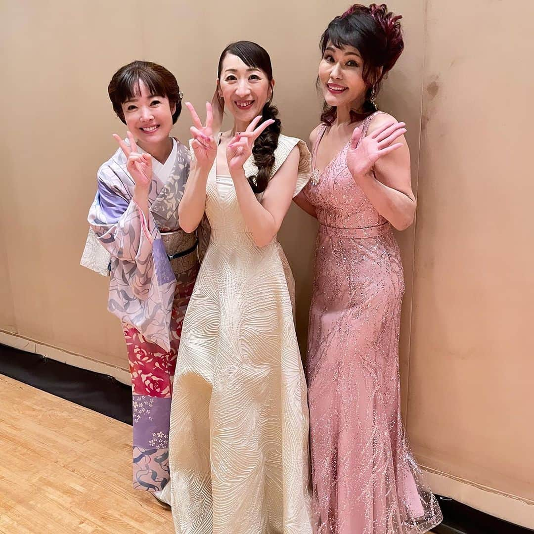 西尾夕紀さんのインスタグラム写真 - (西尾夕紀Instagram)「先日のこと。 北とぴあで行われた「3人の歌仲間」  @toshimi_tagawa さん みつき愛さんとの 3人のステージ！！  寿美ちゃんと愛さんの 楽しいトークにお客様も一つになる ひとときでした！！  生伴奏で歌うのは やはり心地が良いですねー。  cover曲やオリジナル曲 沢山沢山、歌わせて頂きました♡  BS日テレにて 後日放送されます。  https://www.bs4.jp/damchannel/  是非観てねー！！  あっ！ものまねも しちゃってるかもっ😱 #3人の歌仲間 #カバー曲 #ものまね」10月3日 14時25分 - yuki_nishio_