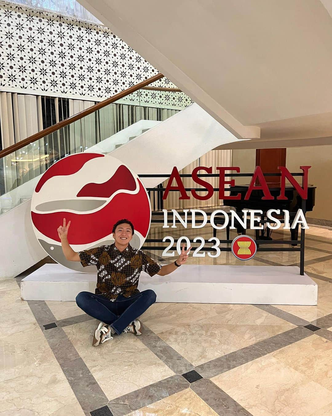 坂崎裕介さんのインスタグラム写真 - (坂崎裕介Instagram)「Sampe di indonesiaaaa🇮🇩 lagi✌️  Aku udah sampe di indonesia tgl27 september langsung ke kementerian luar negeri🇮🇩 karena diajak podcast untuk bulan bahasa!!! Jadi katanya oktober itu bulan bahasa di indonesiaaaa jadi semangat belajar bahasa ya!!! aku lagi belajar Ingriss juga. ambil les ingriss online👍 sekarang lagi di indonesia kan. Jadi harus belajar bhs indonesia juga ya✌️ semangat bersama yuk guys!!!😆jadi nanti kalian bisa nonton podcast itu!!! Kalo nonton, Bisa tahu tips belajar bahasa aku gitu2 ya!!! Kalo ada yg mau nonton, nanti aku kabarin di IG yaaaaa😙  KEEP MOTIVATION HIGH ya guys!!! 🔥」10月3日 14時27分 - skzk_yusuke