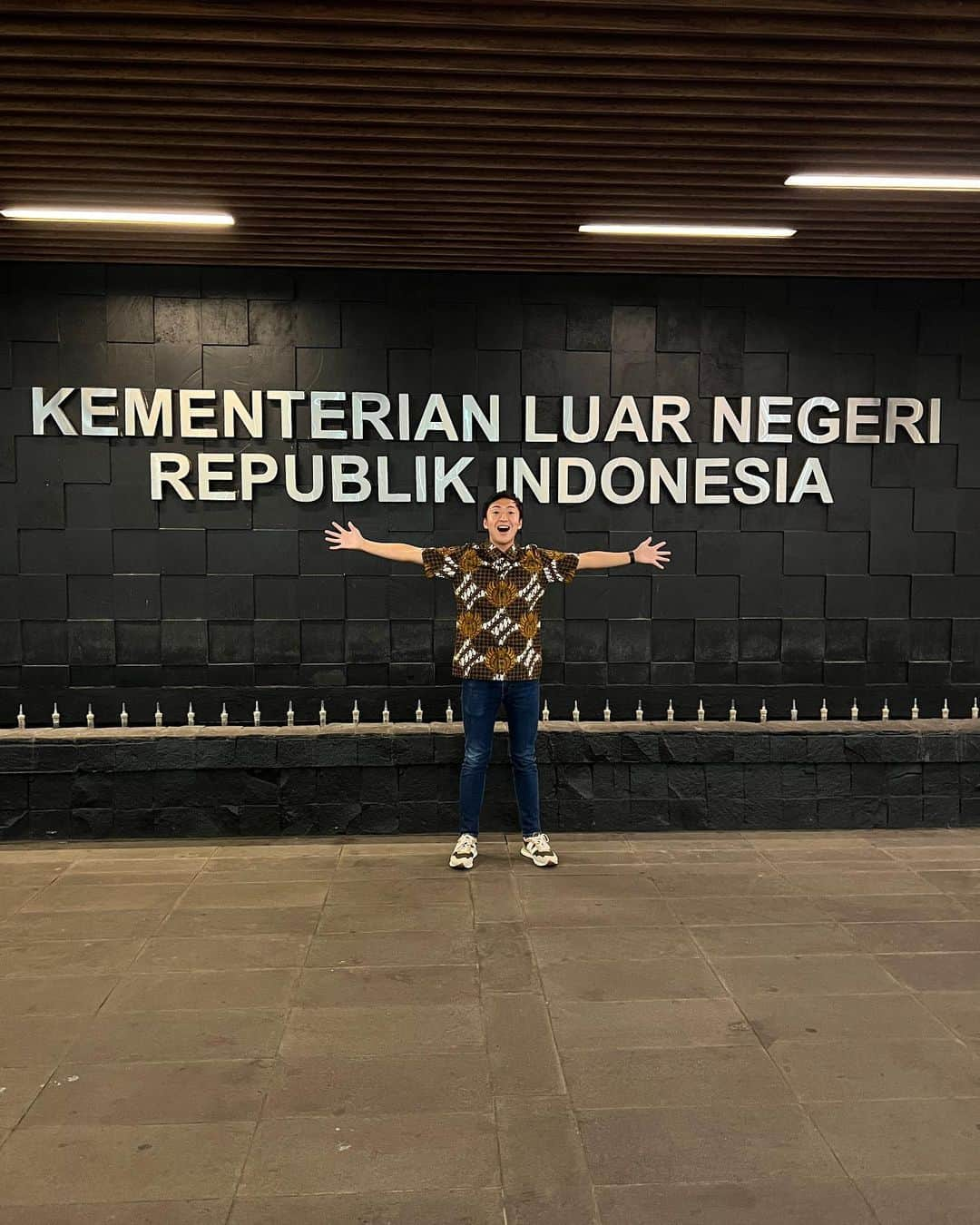 坂崎裕介さんのインスタグラム写真 - (坂崎裕介Instagram)「Sampe di indonesiaaaa🇮🇩 lagi✌️  Aku udah sampe di indonesia tgl27 september langsung ke kementerian luar negeri🇮🇩 karena diajak podcast untuk bulan bahasa!!! Jadi katanya oktober itu bulan bahasa di indonesiaaaa jadi semangat belajar bahasa ya!!! aku lagi belajar Ingriss juga. ambil les ingriss online👍 sekarang lagi di indonesia kan. Jadi harus belajar bhs indonesia juga ya✌️ semangat bersama yuk guys!!!😆jadi nanti kalian bisa nonton podcast itu!!! Kalo nonton, Bisa tahu tips belajar bahasa aku gitu2 ya!!! Kalo ada yg mau nonton, nanti aku kabarin di IG yaaaaa😙  KEEP MOTIVATION HIGH ya guys!!! 🔥」10月3日 14時27分 - skzk_yusuke