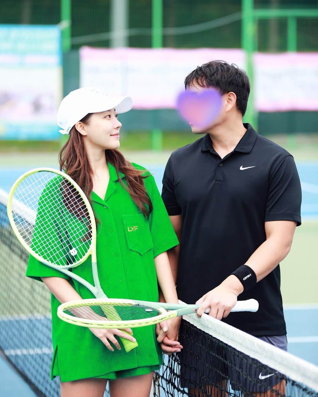 コ・ウリ さんのインスタグラム写真 - (コ・ウリ Instagram)「🎾1주년❤️🎾  시간이 정말 빠르죠? 벌써 결혼한지 1년이나 지났다니‼️‼️ 맙소사 😅  웃는날도 많았고 싸운날도 많았지요 😂🤣 앞으로도 즐겁고 슬기롭게  잘 지내보겠습니당❣️  물론 테니스도 함께 열심히 해서  언젠가는 !! 일승도 해볼게요🔥🔥😂😂  #부부 #취미 #테니스 #테린이 #결혼기념일 #신혼 🎾❣️🫶」10月3日 14時29分 - rainbowoori