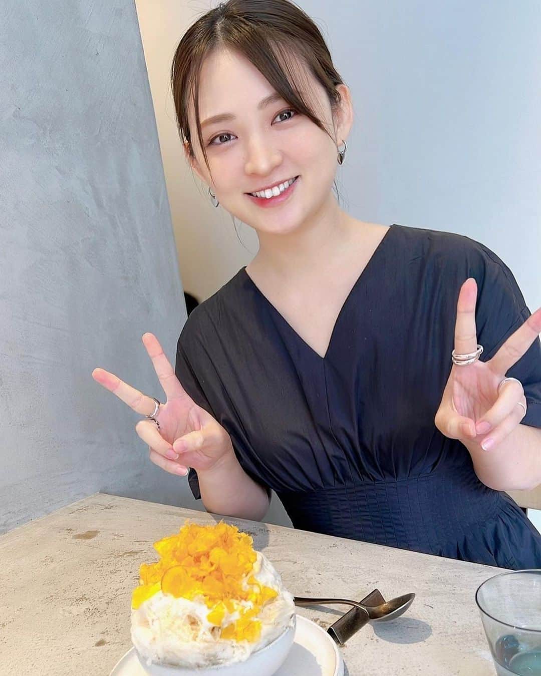 鈴木咲のインスタグラム：「あずきとこおりに牡丹さんと行ってきたよー！！ 寝込んでたから写真の素材ないでしょって撮ってくれたありがとう😭  ピンクローズとメレンゲのカキ氷はオシャレな味で美味しいし、いんかのめざめのカキ氷は冷製スープって感じで甘くなくこれも美味しかった🥺 高級カキ氷な上に予約争奪戦が大変過ぎるけどまた行きたくなる味、次は別の季節に行きたいな！  #カキ氷#あずきとこおり#たっかい#予約ヤバイ#けど美味しい」