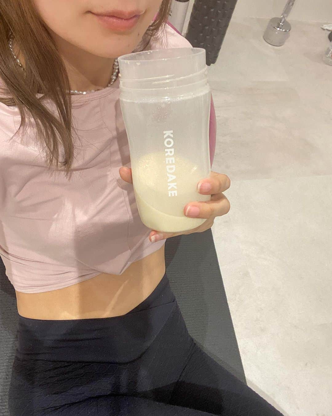 松田 美奈子のインスタグラム：「🏃‍♀️🏃‍♀️ _____ 今日はトレーニングのお供に！ @koredake_official   最近も相変わらずご飯の代わりに置き換えたり、トレーニングの時に飲んでいます🏃‍♀️ パッケージや取り組み、環境への配慮も含めてとても大好きなブランドさん🌿 読み物も毎月面白いし参考になる🤍  クーポン🧸 【 MINACORO 】 ※クーポンの利用で初回定期20%OFFになります。+シェーカー付き🥛なので気になる方は使ってください🍫  定期で頼めて お届け頻度や日程は、自分で設定できるから、溜まってしまうこともなくズボラな私も続けられてます🌿  今飲んでるのはアーモンド！ 一番アレンジしやすい味😌 安定のミルクティー味も大好き🥰  #KOREDAKE #完全栄養食」