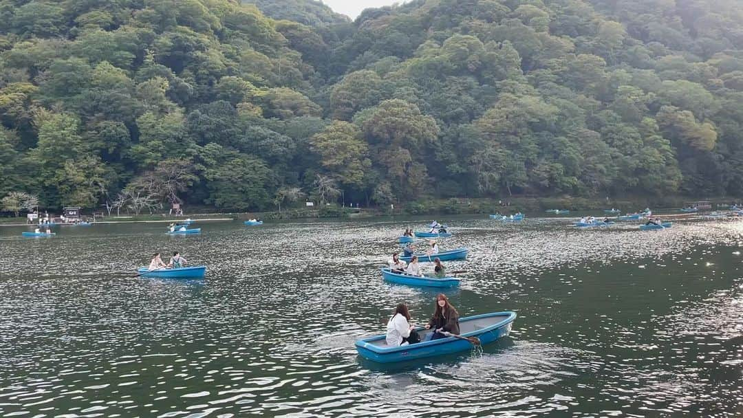 M'sブライダルのインスタグラム：「嵐山の有名な渡月橋の上流にレンタルボートがあります。 川も広くて、1時間自由に漕げるのでのんびり過ごせますよ💕 #嵐山観光 #渡月橋 #ボート #京都観光 #嵐山デート #デートスポット #おすすめスポット #結婚相談所」