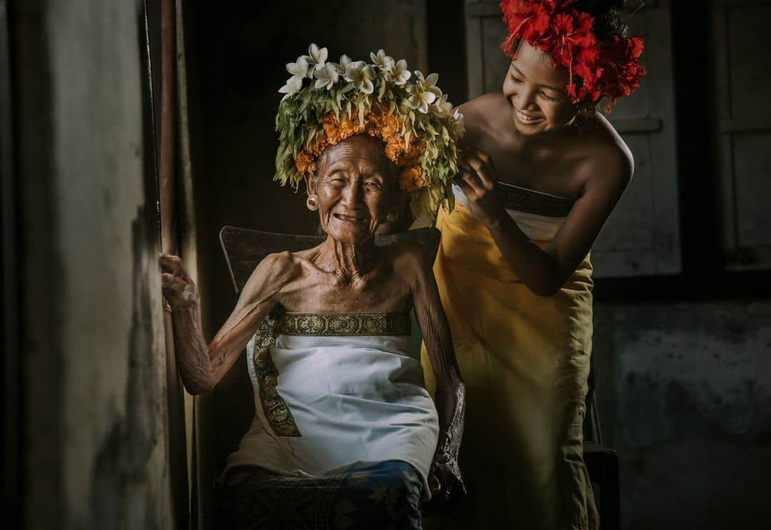 Canon Asiaさんのインスタグラム写真 - (Canon AsiaInstagram)「Some things stand the test of 🕓, regardless of how long! ⁣ ⁣ Dadong Ruki may be pushing 💯 years of age, but that doesn't stop her from reliving certain moments of her life as a Balinese dance artiste. She may not be showing off any of her 💃🏻 moves in front of @nyengen.dadi but that 😁 is a tell-all about a life well-lived, and one certainly worth dancing to!⁣ -⁣ 📷 Image by @nyengen.dadi on Canon EOS RP | RF24-105mm f/4L IS USM | 105mm | f/5 | ISO 160 | 1/160s⁣ -⁣ #TeamCanon #CanonAsia #CanonPhotography #CanonPhoto #CanonImages #CanonEOSR #Mirrorless #CanonLens #CanonColourScience #PhotoOfTheDay #IAmCanon #ThePhotoHour #PortraitPhotography」10月3日 14時35分 - canonasia