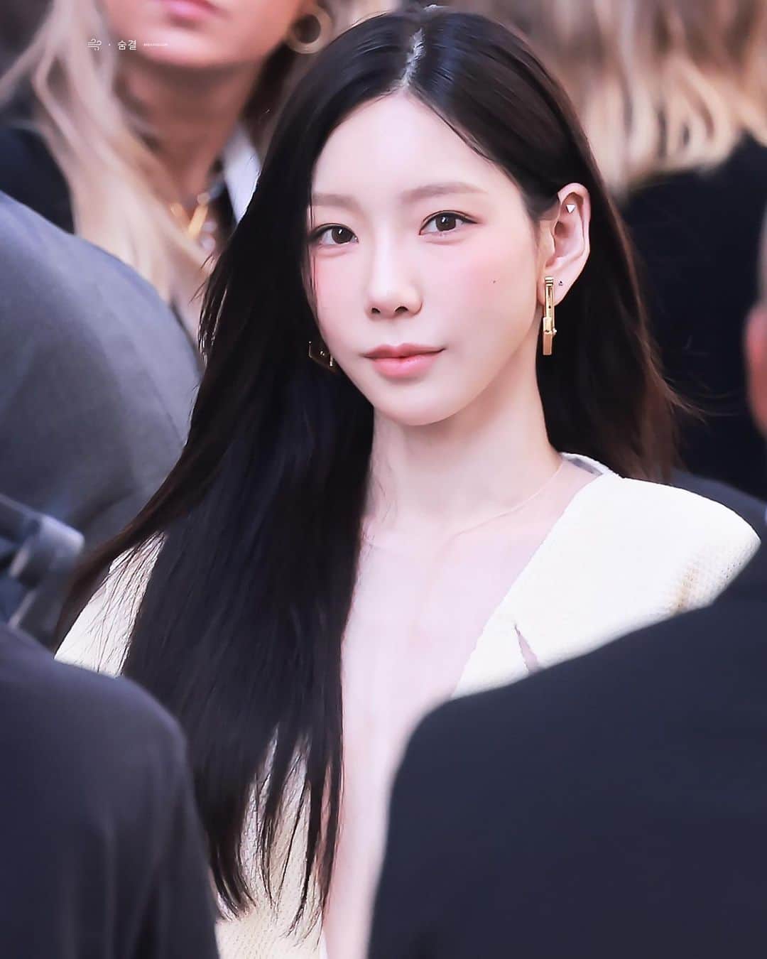 のインスタグラム：「she’s a real life fairy 🧚🏻‍♀️🪽  @taeyeon_ss  #태연 #TAEYEON #TAEYEONxPFW23 #TAEYEONxLouisVuitton」