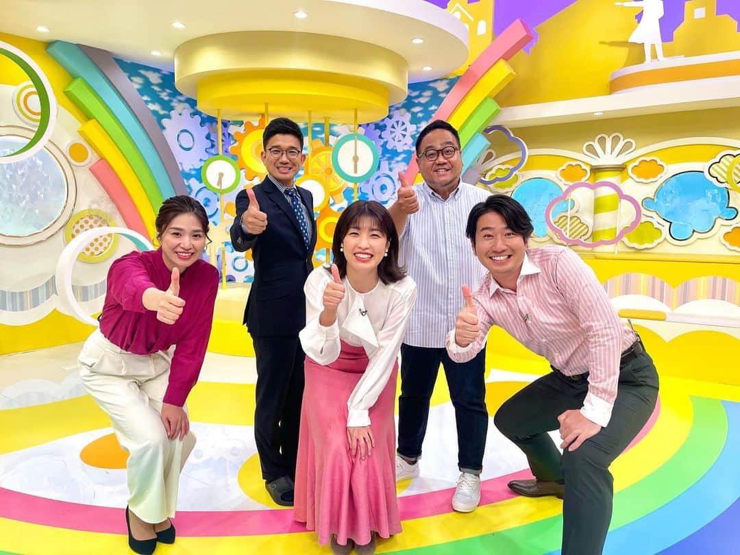 室岡里美のインスタグラム：「⁂  昨日、イチオシ‼︎初日でした。  とっっっても緊張しました！ リハーサルで「おはようございます」と 言ってしまいましたが 本番は大丈夫でした。笑  お届けしている私たちは ものすごくワクワクしながら放送していましたが 皆さんはワクワクできましたか？  どうか、どうか！ついてきて下さい！ よろしくお願いします。  今日も元気に、イチオシ‼︎  #HTB #イチオシ #リニューアル初日」