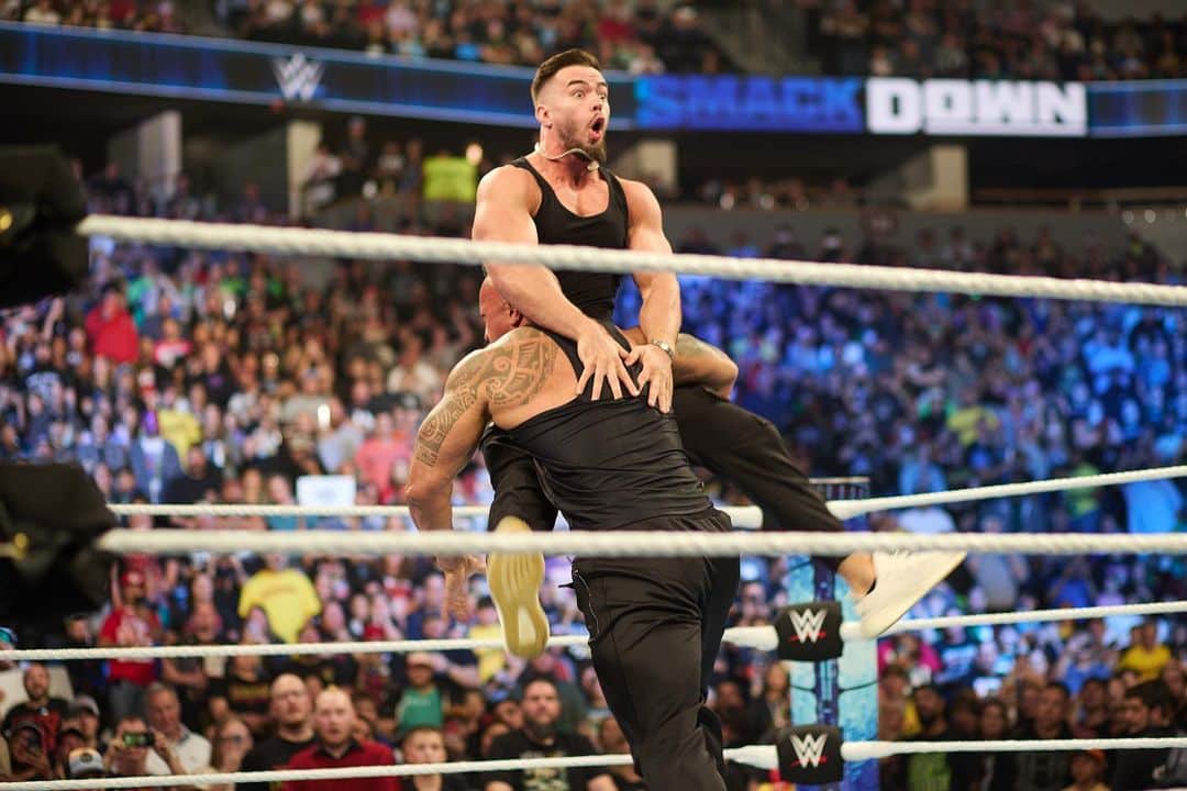 ドウェイン・ジョンソンのインスタグラム：「Enjoy the ride 😉💀 No place like home 🖤  #electrifying #mana  #smackdown #peopleschamp✊🏾」