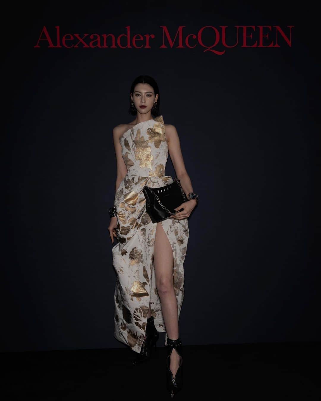 のインスタグラム：「-Alexander MuQueen-  　　　　　　　ANATOMY II  "このコレクションは、 女性の解剖学 エリザベス1世 血のように真っ赤なバラ そしてポーランドを代表する彫刻家 マグダレーナ・アバカノヴィッチから インスパイアされています。 このショーは、女性に力を与えることを常に願い続けた リー・アレキサンダー・マックイーンとの思い出と、 Alexander McQueenチームの情熱と 誠実さ、才能に捧げます”  "Sarah Burton, Creative Director."  I will continue to respect her🌹  @alexandermcqueen  #AlexanderMuQueen #MuQueenAnatomy #AlexanderMcQueenSS24」