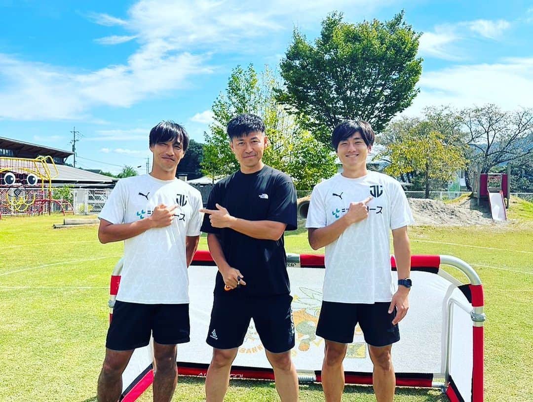 井上裕大さんのインスタグラム写真 - (井上裕大Instagram)「今年の春から由布市のありのみ保育園でサッカー教室を行っています。 そして、今回ジェイリースFCの木島悠選手と宮地裕二郎選手が来てくれました。 子供達もとても楽しく、成長が感じられた時間でした。 これからも未来ある子供達のために出来ることを少しずつやっていこうと思います。  #サッカー教室 #井上裕大  #ジェイリースFC #木島悠 #宮地裕二郎 #地域貢献活動 #由布市#庄内町#ありのみ保育園 #宮地は基本毎回参加 #以上」10月3日 14時43分 - yudai_inoue_15
