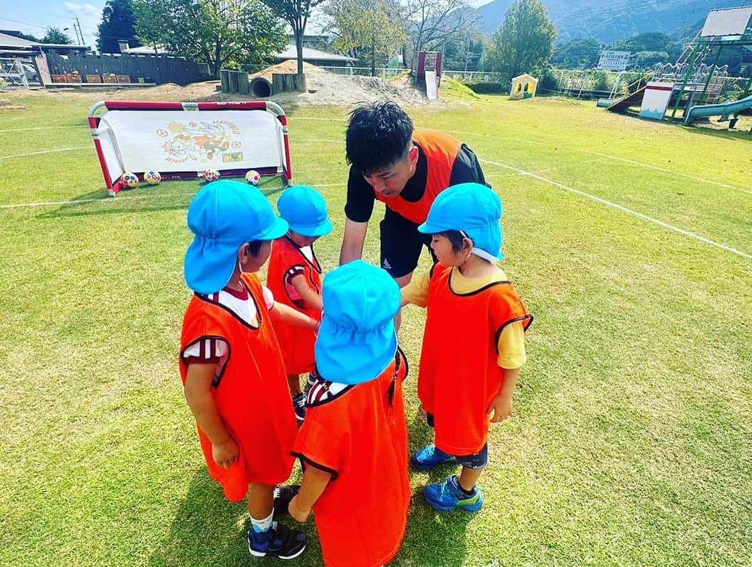 井上裕大さんのインスタグラム写真 - (井上裕大Instagram)「今年の春から由布市のありのみ保育園でサッカー教室を行っています。 そして、今回ジェイリースFCの木島悠選手と宮地裕二郎選手が来てくれました。 子供達もとても楽しく、成長が感じられた時間でした。 これからも未来ある子供達のために出来ることを少しずつやっていこうと思います。  #サッカー教室 #井上裕大  #ジェイリースFC #木島悠 #宮地裕二郎 #地域貢献活動 #由布市#庄内町#ありのみ保育園 #宮地は基本毎回参加 #以上」10月3日 14時43分 - yudai_inoue_15