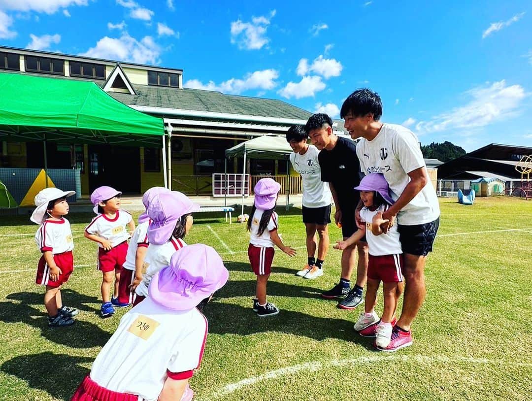 井上裕大さんのインスタグラム写真 - (井上裕大Instagram)「今年の春から由布市のありのみ保育園でサッカー教室を行っています。 そして、今回ジェイリースFCの木島悠選手と宮地裕二郎選手が来てくれました。 子供達もとても楽しく、成長が感じられた時間でした。 これからも未来ある子供達のために出来ることを少しずつやっていこうと思います。  #サッカー教室 #井上裕大  #ジェイリースFC #木島悠 #宮地裕二郎 #地域貢献活動 #由布市#庄内町#ありのみ保育園 #宮地は基本毎回参加 #以上」10月3日 14時43分 - yudai_inoue_15