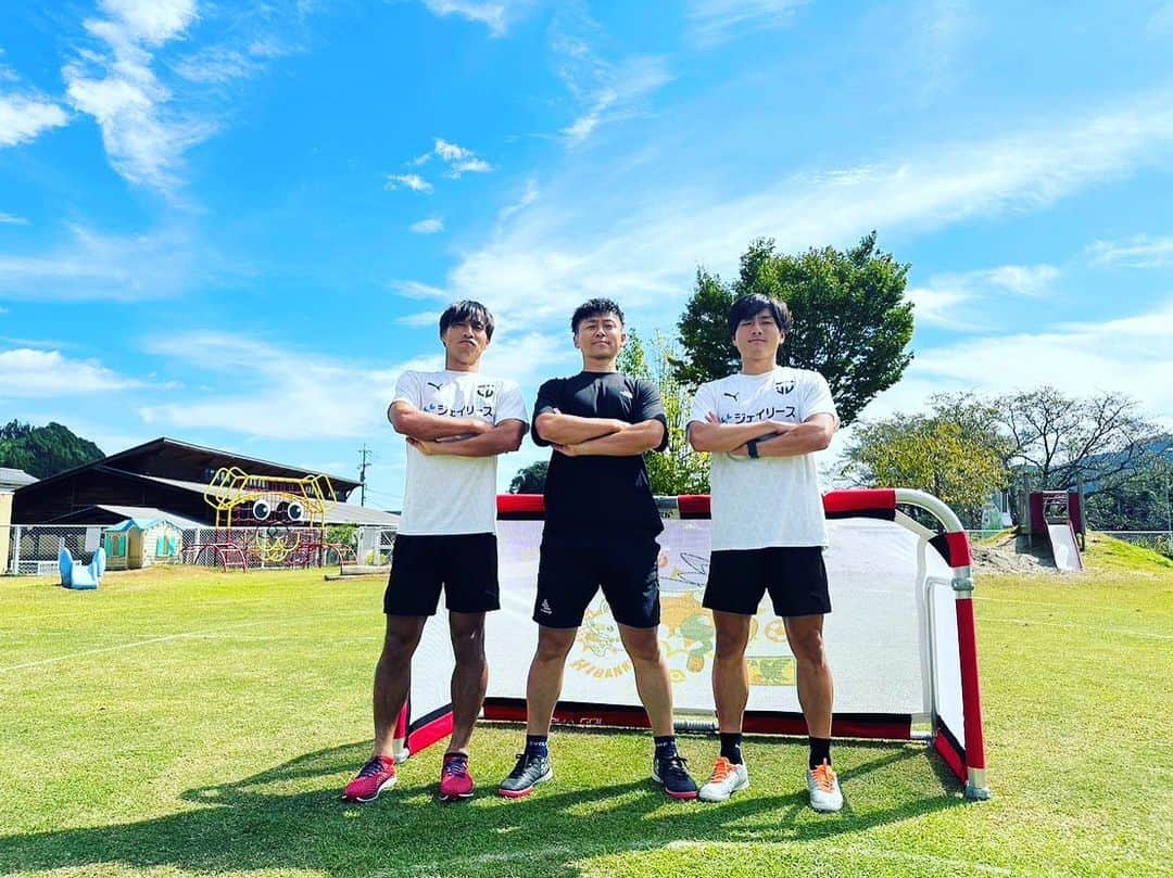 井上裕大さんのインスタグラム写真 - (井上裕大Instagram)「今年の春から由布市のありのみ保育園でサッカー教室を行っています。 そして、今回ジェイリースFCの木島悠選手と宮地裕二郎選手が来てくれました。 子供達もとても楽しく、成長が感じられた時間でした。 これからも未来ある子供達のために出来ることを少しずつやっていこうと思います。  #サッカー教室 #井上裕大  #ジェイリースFC #木島悠 #宮地裕二郎 #地域貢献活動 #由布市#庄内町#ありのみ保育園 #宮地は基本毎回参加 #以上」10月3日 14時43分 - yudai_inoue_15
