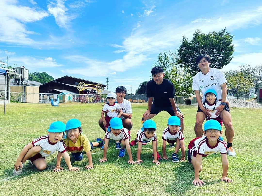 井上裕大さんのインスタグラム写真 - (井上裕大Instagram)「今年の春から由布市のありのみ保育園でサッカー教室を行っています。 そして、今回ジェイリースFCの木島悠選手と宮地裕二郎選手が来てくれました。 子供達もとても楽しく、成長が感じられた時間でした。 これからも未来ある子供達のために出来ることを少しずつやっていこうと思います。  #サッカー教室 #井上裕大  #ジェイリースFC #木島悠 #宮地裕二郎 #地域貢献活動 #由布市#庄内町#ありのみ保育園 #宮地は基本毎回参加 #以上」10月3日 14時43分 - yudai_inoue_15