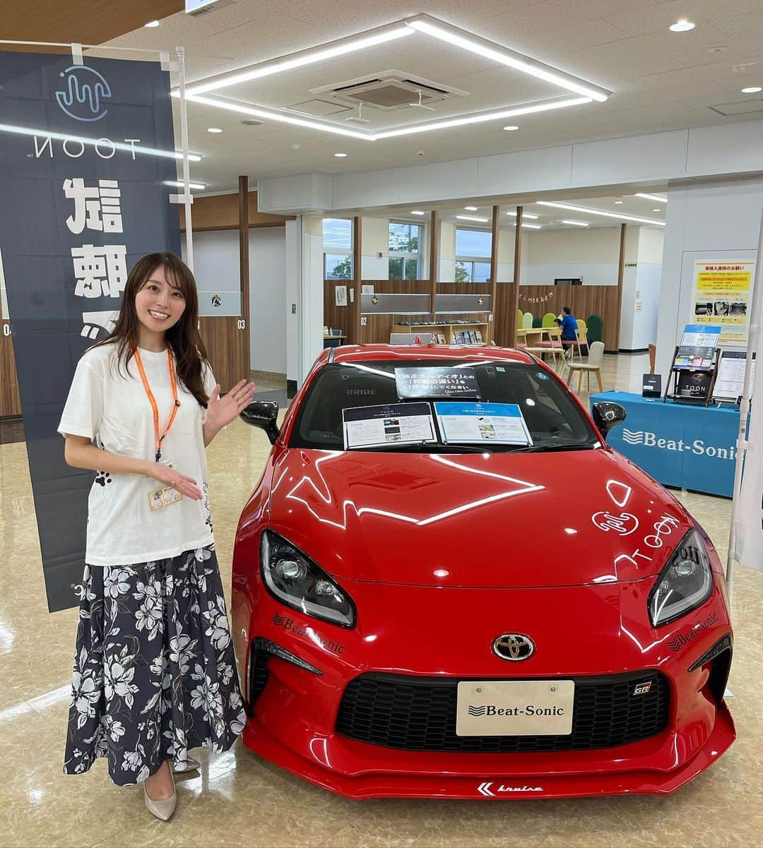 中村優花さんのインスタグラム写真 - (中村優花Instagram)「🚗  ___________________________________ #ユウカとGRgarageイベント 🚗  _____________________________  GR garage 日進竹の山店 (@grgarage_nisshin_ )にて レーシングドライバーの #井口卓人 (@takutoiguchi )選手の1日店長イベントのMCをさせていただきました🎤 　 スペシャルゲストには コドライバー/レーサーとして大活躍されている #梅本まどか 選手(@umemado.1 )をお招きしましたー♪  トークショーやじゃんけん大会、縁日、店舗巡回などなど盛りだくさんのイベントだったのですが  特に井口店長がドライバー、梅本選手がコドライバーのラリーシュミレーションのコーナーでは おふたりの息ぴったりラリーで 会場は大興奮😻😻  何度も拍手が鳴り響く時間でした💓  私も井口選手と梅本選手の組み合わせがまた観たい一人です🙋‍♀️😳🫶🏻  ご来場くださった皆様  関係者の皆様、  ありがとうございました！  #カロニャーゴ と　#ワルニャーゴ もありがとう🐱🚗🤍  #スバル#カローラ#brz#スバルbrz#コドライバー#サーキット#モータースポーツ」10月3日 14時43分 - kind___flowers