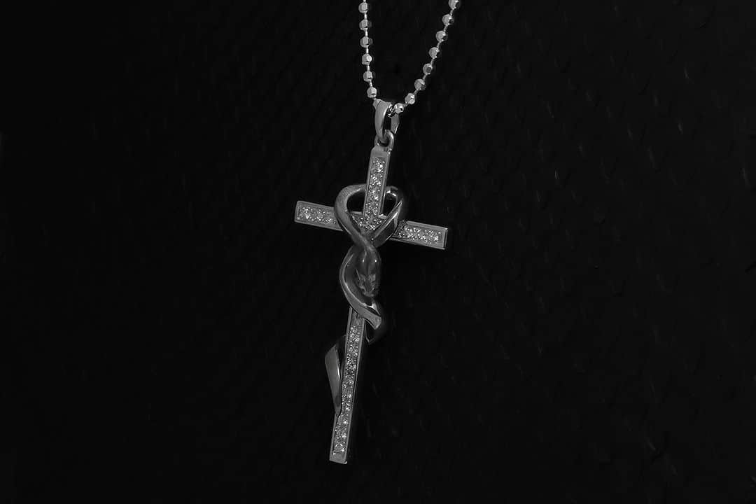 のインスタグラム：「♙ ♜ ♝ ♞ ♛ ♚ 【Cross×Snake】 PUERTADELSOLの得意とするギミックが生かされたクロスにスネークが絡み付くネックレス✴︎✴︎✴︎ ヘビは着脱可能で様々なコーディネートでご着用頂けます✴︎✴︎✴︎  PE775 / ¥12,9800  #ダイヤモンド #スネーク #ヘビ #PUERTADELSOL #プエルタ #プエルタデルソル #accessory  #jewelry #ジュエリー #アクセサリー #メンズアクセサリー  #恵比寿 /03-5489-9470 @puertadelsol_official  #大阪 /06-6136-5345  @puertadelsol_osaka」