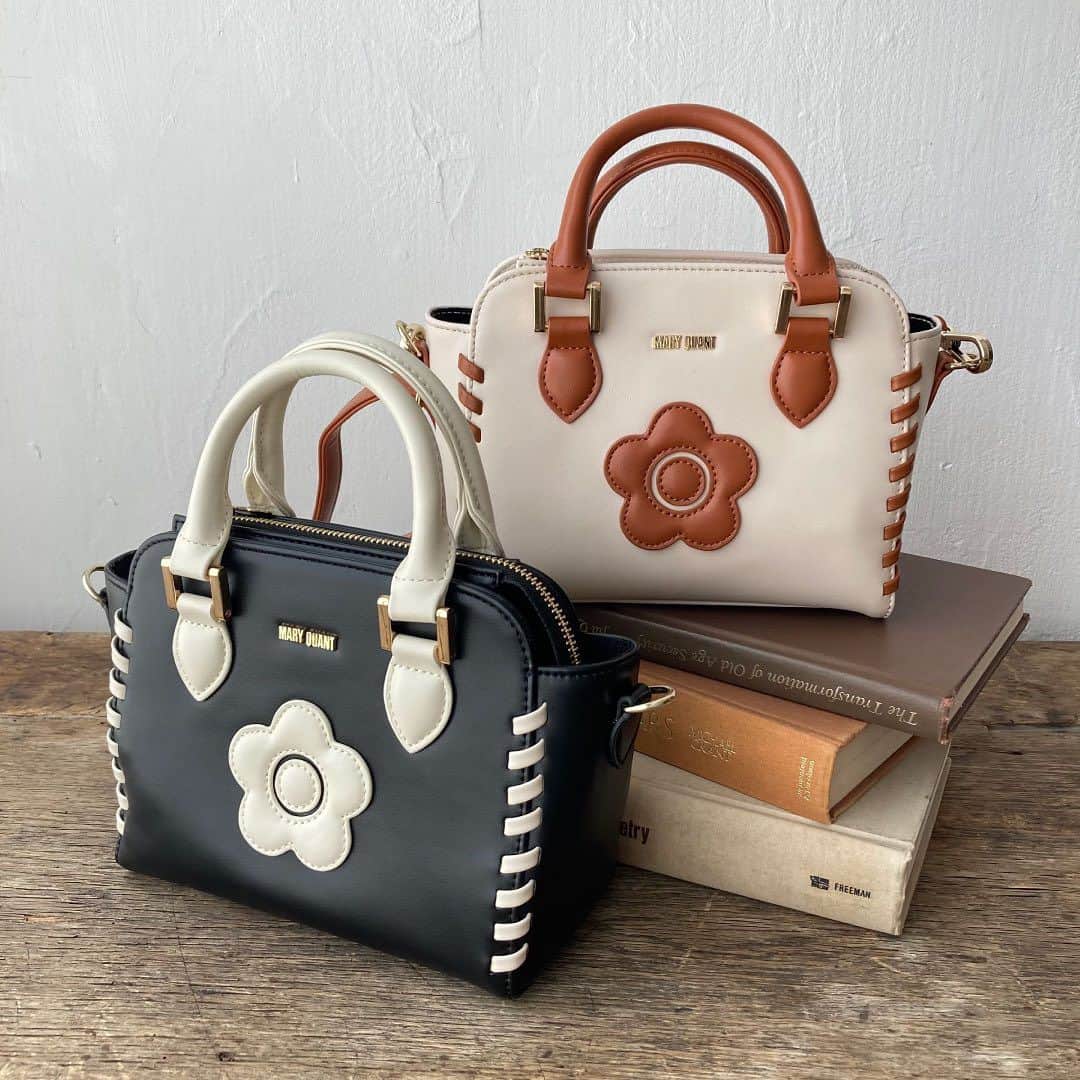 MARY QUANT officialのインスタグラム：「- #かがりステッチデイジー2WAYミニトート - #MARYQUANT #2023AUTUMN #NEWITEMS #FASHION - #マリークヮント #バッグ  #2WAYバッグ #ミニバッグ #ミニトート #トートバッグ #ショルダーバッグ #秋小物」