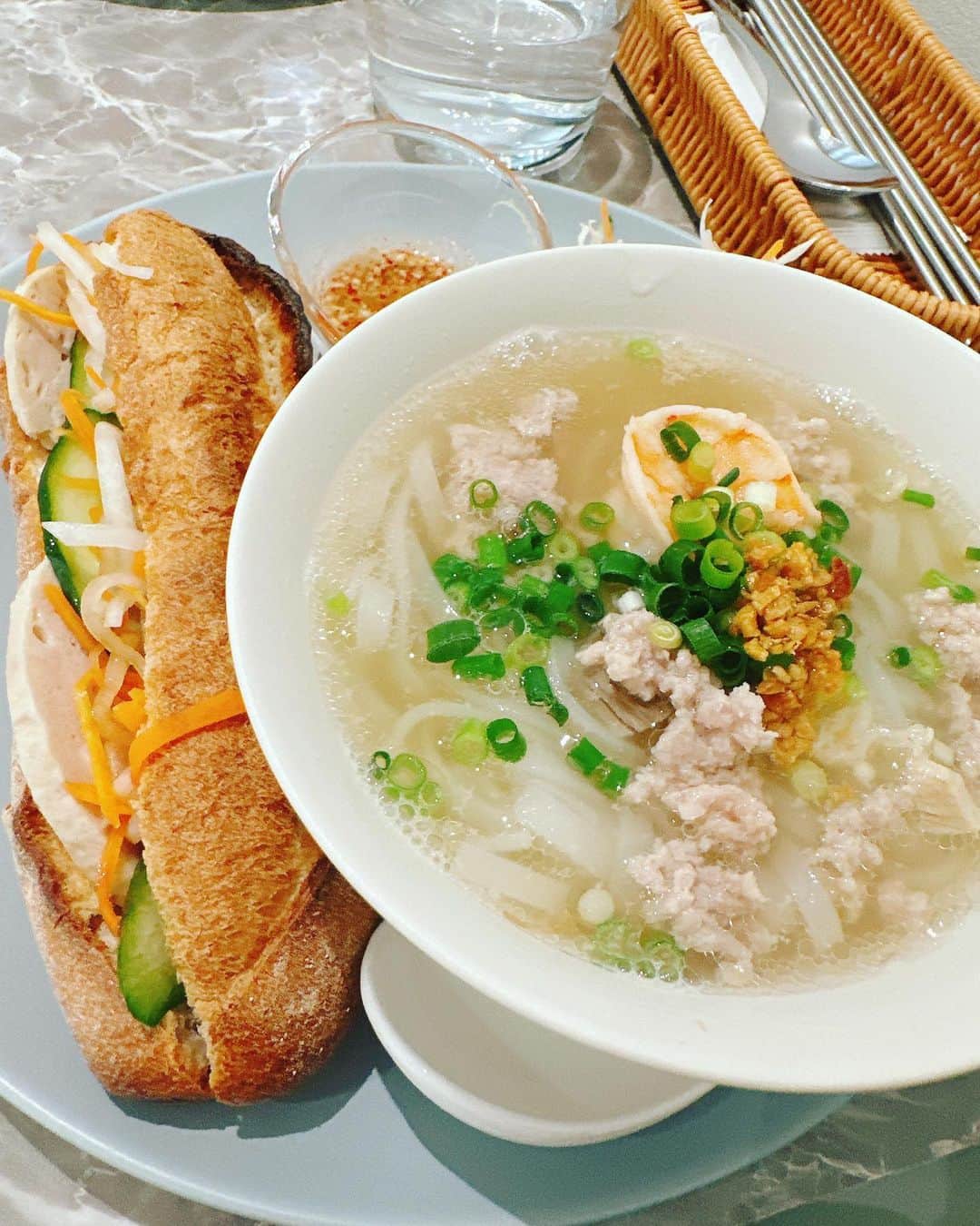 のインスタグラム：「母と大好きなお店でランチしました🇻🇳🇰🇭何食べても美味しい🥹今日も大満足！！！ランチも何食べても美味しいけど夜のメニューのナオタン大好き❤あれお家で作りたい！」