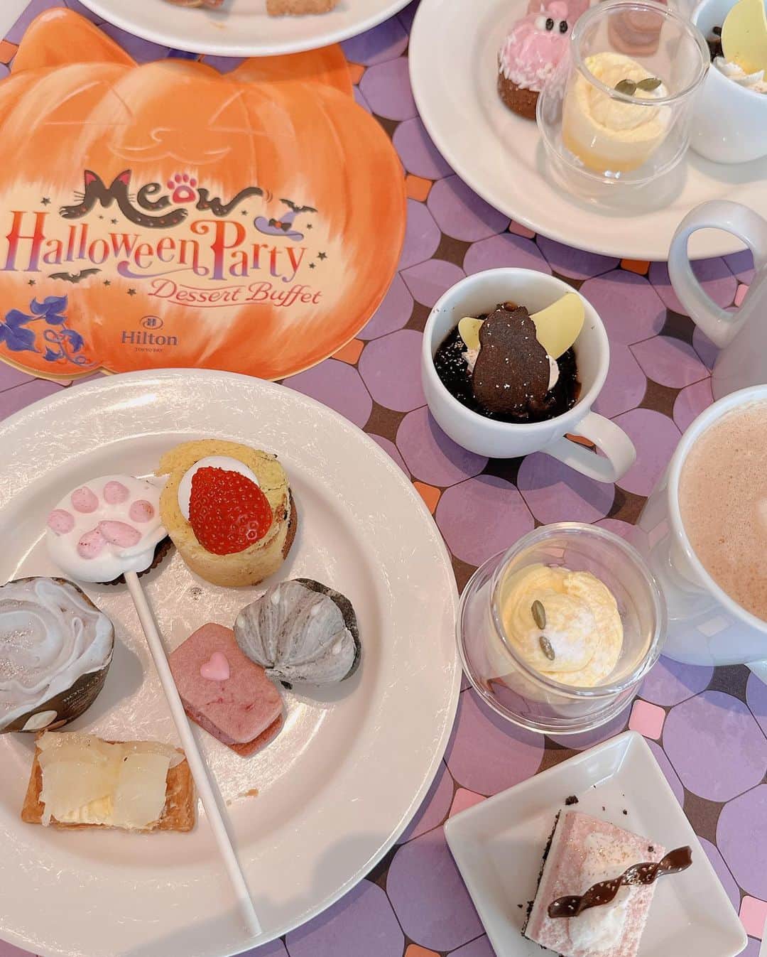 諸星みゆさんのインスタグラム写真 - (諸星みゆInstagram)「🎃🦇🕸 ⁡ 𝕄𝕖𝕠𝕨 ℍ𝕒𝕝𝕝𝕠𝕨𝕖𝕖𝕟 ℙ𝕒𝕣𝕥𝕪 🐈‍⬛🐾 ⁡ 9/2からヒルトン東京ベイのラウンジオーで はじまったデザートビュッフェ、 Meow Halloween Partyに行ってきました🤍 ⁡ ニャーの飾りがたくさんあってかわいかった… ⁡ ビュッフェだから甘いものだけじゃなくて ご飯ものもしっかりあるのがとても嬉しい🤍 ⁡ 9月2日（土）～10月29日（日）までの 土日祝日限定だよん🎶 ⁡ ┈┈┈┈┈┈┈┈┈┈┈┈┈┈┈┈┈┈┈┈ ⁡ 🐈‍⬛ ヒルトン東京ベイ ラウンジオー   Meow Halloween Party ⁡ ⏰ 12:00～17:00   ４部制 / それぞれ2時間 ⁡ 💰 大人　4,700円   お子様（4～8歳）1,800円/（9～12歳）2,600円  （税金・サービス料含む） ⁡ ┈┈┈┈┈┈┈┈┈┈┈┈┈┈┈┈┈┈┈┈   #ヒルトン東京ベイ  #ヒルトン東京ベイ舞浜  #hiltontokyobay  #舞浜  #ハロウィンビュッフェ  #ハロウィン  #ミャオハロウィンパーティー  #meowhalloweenparty  #デザートビュッフェ  #dessert  #desserttime」10月3日 14時53分 - miyucheese.ig
