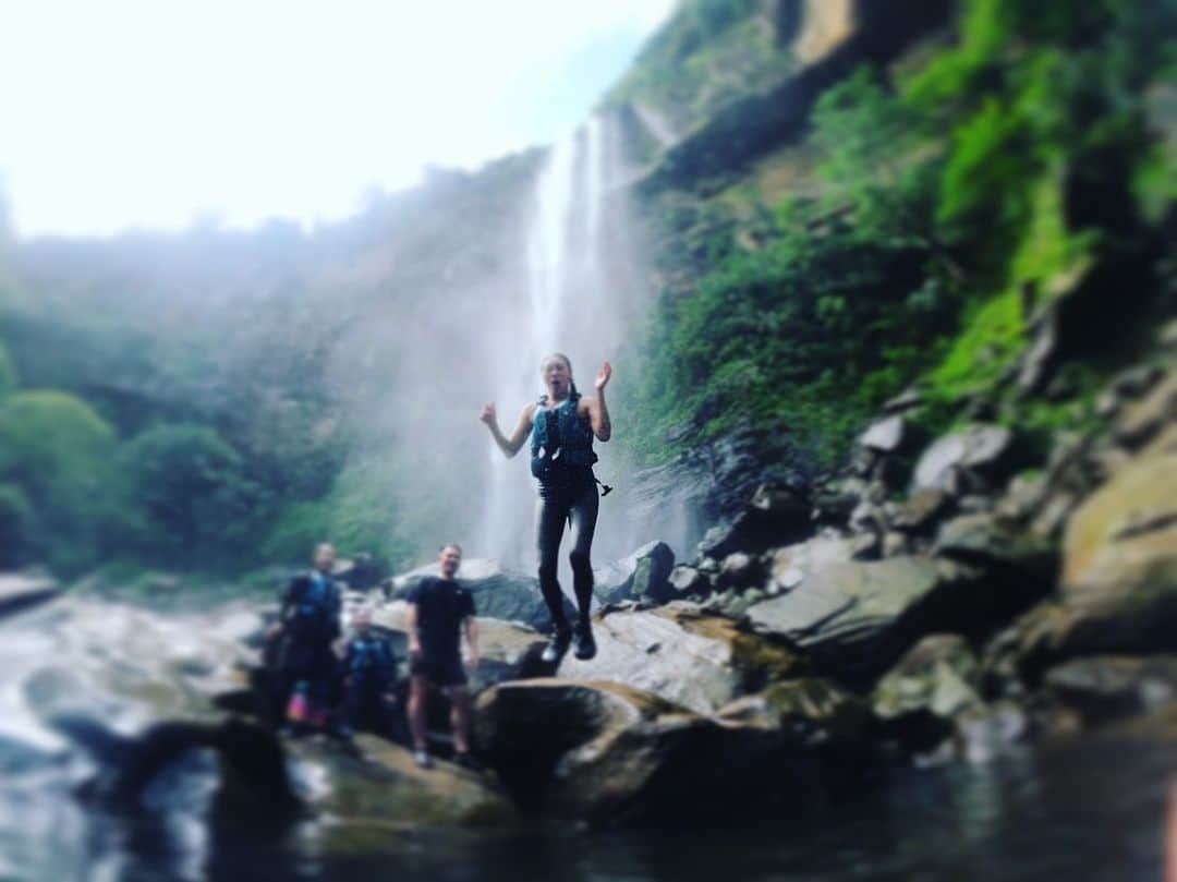 大日方久美子さんのインスタグラム写真 - (大日方久美子Instagram)「・ 夏のアドベンチャーは石垣島からフェリーで1時間の西表島へ。  大自然の中をカヌーとトレッキングで滝を見に行ったり、シュノーケリングでは海亀4匹に会えたり、地図にはない珊瑚の島に降り立ったり。  真っ赤に燃える夕日をサップをしながら見れたのもこの夏の大切な思い出。  年齢を重ねる毎にアクティブになっている気がする✌🏻  ホテルは星のや。 ホテル前のビーチが最高です。 外食は一隼がめちゃくちゃ美味しかったよ。(写真ないけど😂) ・ ・ #夏の思い出 #kumitravelstyle  #西表島 #夏のアドベンチャー」10月3日 14時54分 - kumi511976