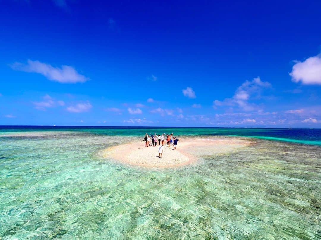 のインスタグラム：「・ 夏のアドベンチャーは石垣島からフェリーで1時間の西表島へ。  大自然の中をカヌーとトレッキングで滝を見に行ったり、シュノーケリングでは海亀4匹に会えたり、地図にはない珊瑚の島に降り立ったり。  真っ赤に燃える夕日をサップをしながら見れたのもこの夏の大切な思い出。  年齢を重ねる毎にアクティブになっている気がする✌🏻  ホテルは星のや。 ホテル前のビーチが最高です。 外食は一隼がめちゃくちゃ美味しかったよ。(写真ないけど😂) ・ ・ #夏の思い出 #kumitravelstyle  #西表島 #夏のアドベンチャー」