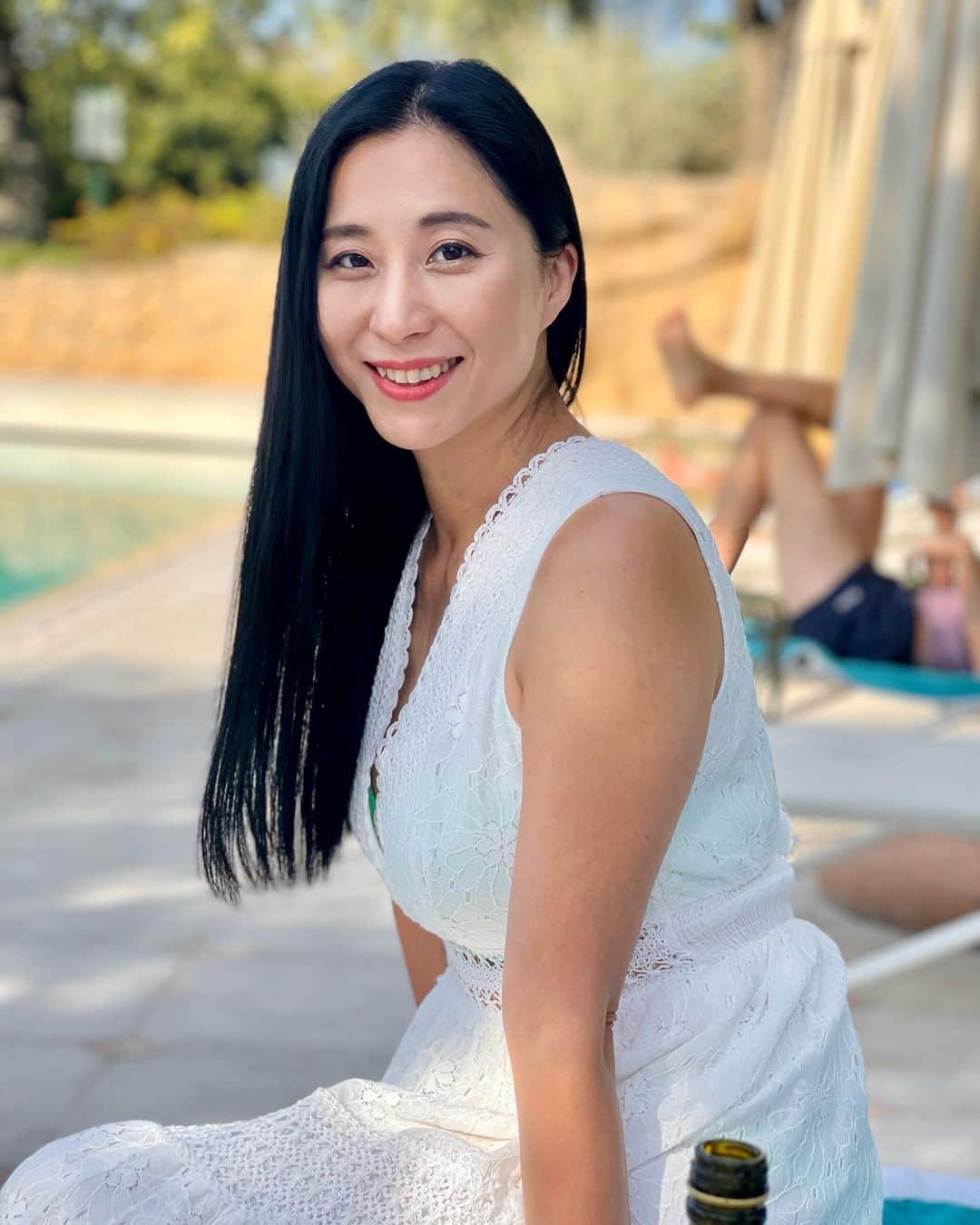 のインスタグラム：「43歳になりました。 これからも自由に元気にやっていきたいと思います。 ヴェネツィアで妹夫婦と娘と誕生日を過ごしています。 妹とお揃いの陶器の鳥のピアスを買ったり、ミニオペラを聴いたり。 娘が、ヴェネツィアのいちばんいいところは路地で迷うこと。と言いました。 ふとした街角にバーカロを見つけて入ったり、レース小物の店を見つけたり。 観光客が集う非日常の島でありながら、人生について考えさせられる場所でもあります。 直線距離ではすぐそこの場所なのに、真っ直ぐにいけない路地をめぐりつつ、美術館が閉まる時間になってしまう。そのかわりに、バーカロでの人との出会いがある。 フランチャコルタをあけながら、親しい人と語り合う晩もいいものです。」