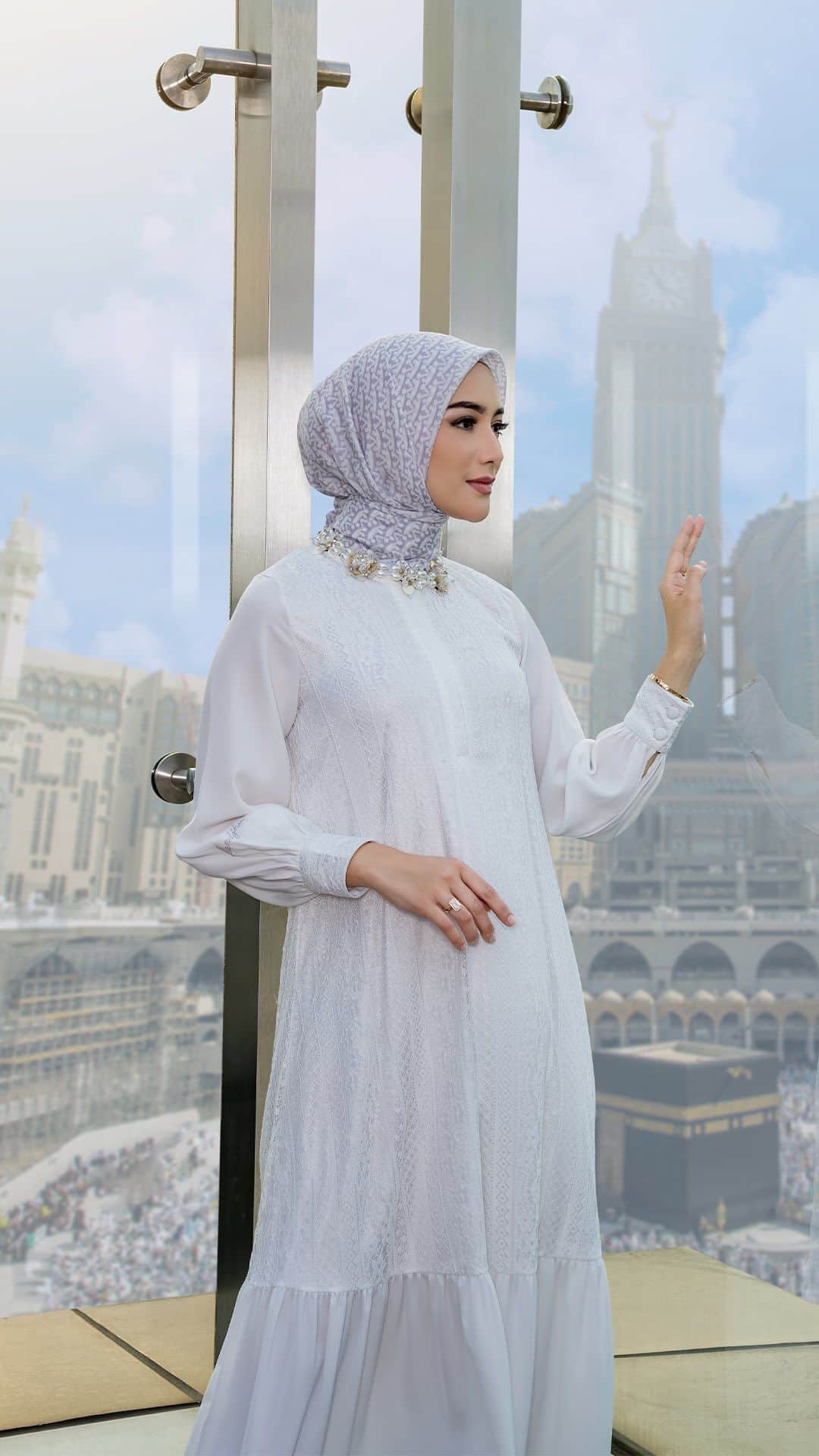 Ivan Gunawanのインスタグラム：「Selalu dihantui dengan pertanyaan "dress warna putih masih ada gak minshay?" 😁  Enggak usah berlama-lama lagi deh minshay kasih yang baru lagi dari @mandjha.ivangunawan kali ini, biar wanita mandjha bisa langsung checkout setelah liat postingan ini 🤭  Sierra Dress White dan scarfnya juga sudah ready di store dan official website @mandjha.ivangunawan ya shay bisa langsung klik link di bio untuk belanja mudah dan praktis ❤️  Model @citraciki Venue @thewestinjakarta  #MandjhaIvanGunawan #SomethingNewFromMandjha #WanitaMandjha #HijabkuHijabTerbaru #IvanGunawan」