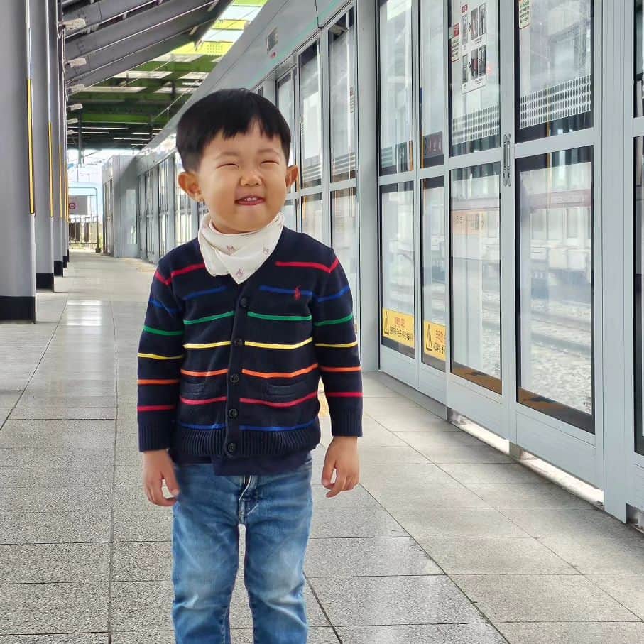 アン・ジェウクさんのインスタグラム写真 - (アン・ジェウクInstagram)「#도현이#세살#첫#지하철타기  한두 살 먹은 애도 아니고...ㅋㅋ 🤣😁😁」10月3日 15時02分 - steelajw6796