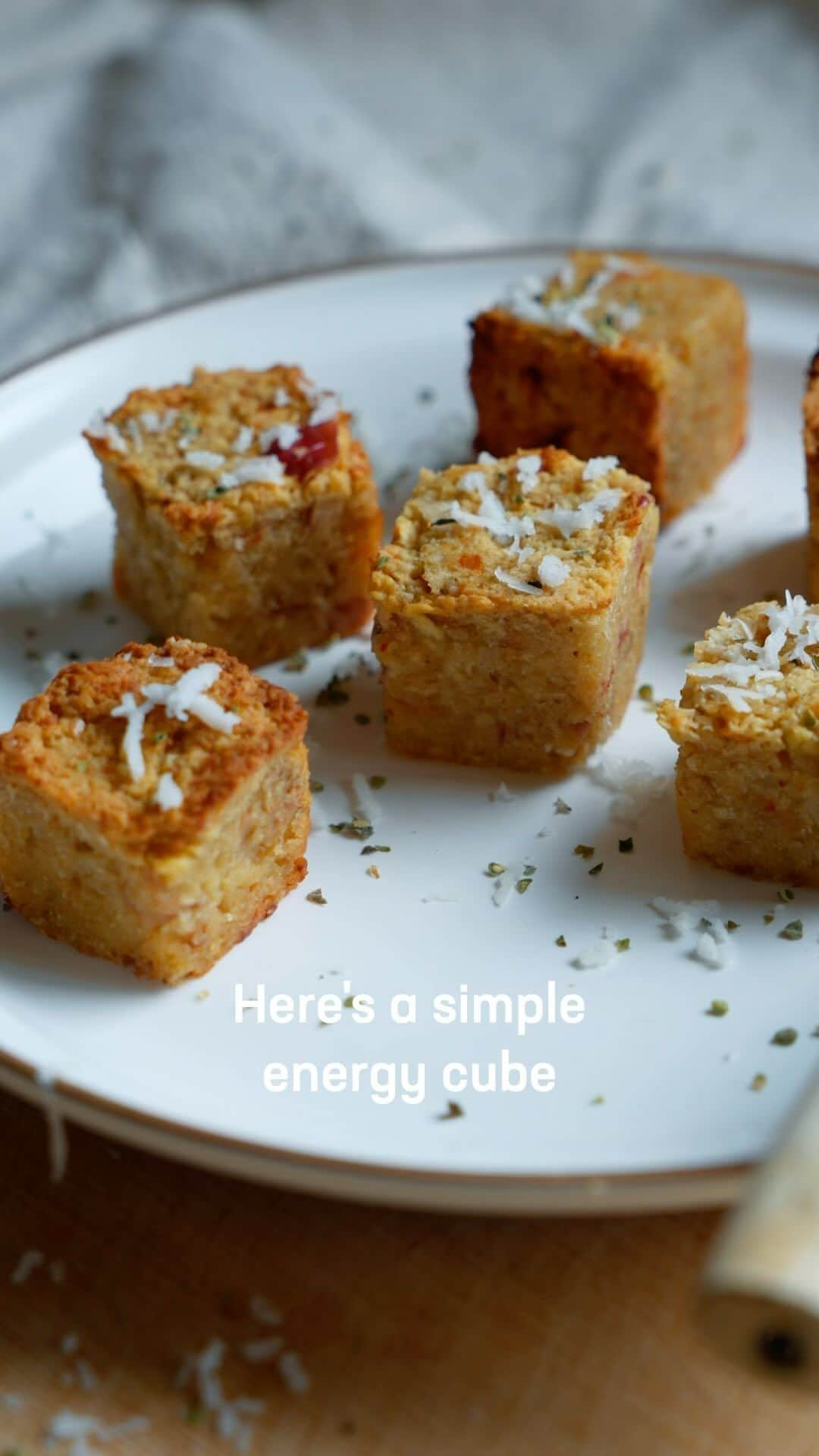 ドイターのインスタグラム：「Apple, oat and cheese energy cubes 🍎  Prepare for your outdoor adventure with self-made snacks!  Healthy ingredients are key to keeping your energy levels up. 💪🏼  1 apple 150g oats 80g cheese  Mix it all together in a blender.  Grease a silicone mold with 1 tbsp olive oil - pour the mixture into the silicone mold and put the whole thing in the oven until a skewer comes out clean.   After that, put it into the fridge to firm up for an hour - ready to go! 🍪 Bon appetit! 🍽   👨‍🍳 @kkierancreevy 📹 @lisapaarviophotography  - Please tag #deuter to be featured. ❤️ -  #healthysnacks #beprepared #deuter #outdoor #hiking」