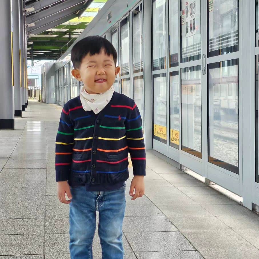 アン・ジェウクのインスタグラム：「#도현이#세살#첫#지하철타기  한두 살 먹은 애도 아니고...ㅋㅋ 🤣😁😁」