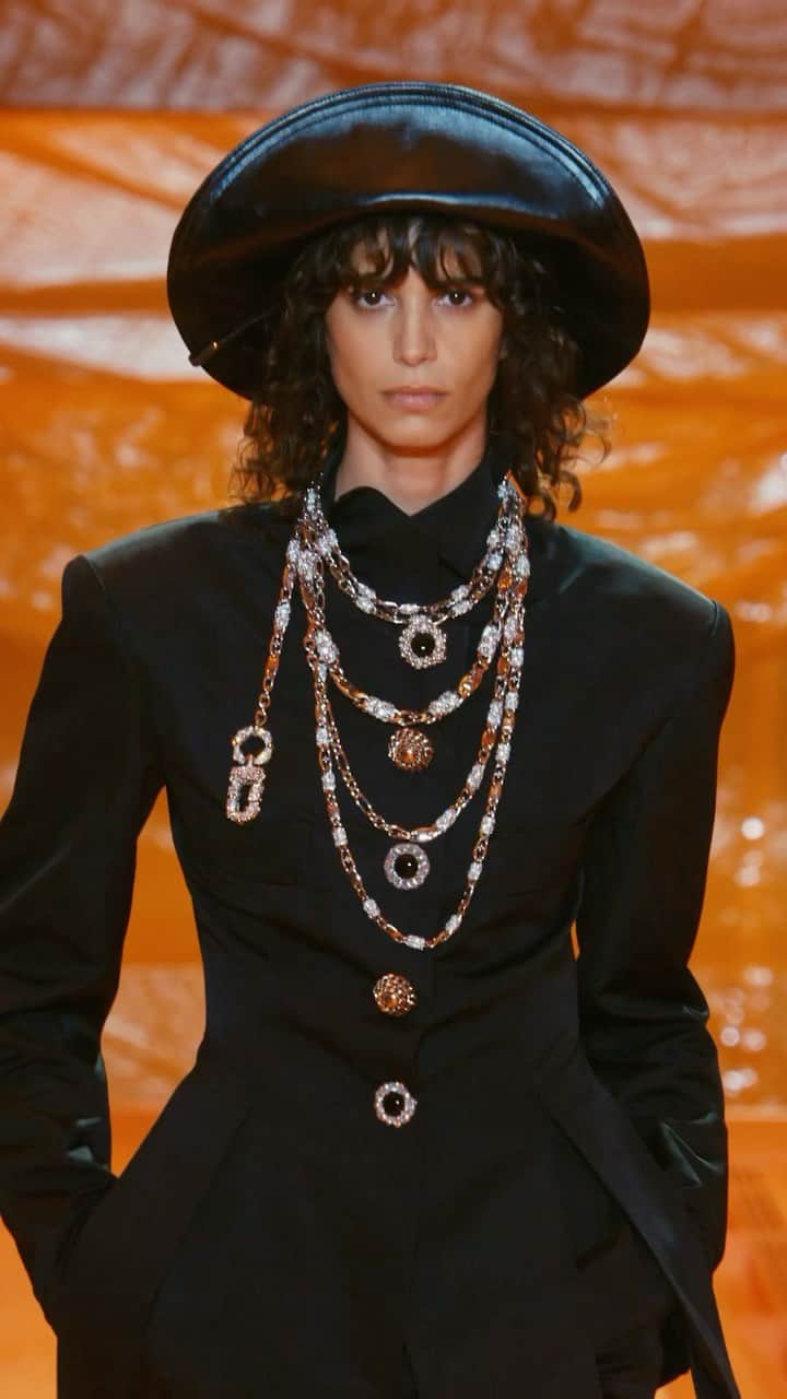 のインスタグラム：「Women’s Spring-Summer 2024 Show. Backdropped by the vibrant glow of the symbolic scenography, @NicolasGhesquiere’s collection evokes a sense of nostalgia with familiar silhouettes, while daring contemporary details create an eye-catching allure. Watch the full show via link in bio.   #LVSS24 #LouisVuitton」