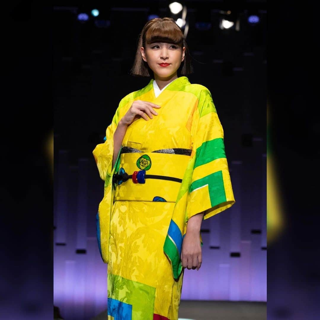 源崎トモエさんのインスタグラム写真 - (源崎トモエInstagram)「TOKYO KIMONO COLLECTION 2023  今回は3ブランドあって その中でもう1つが @aonokoubou.info さんのブランド👘  今回もPOPで色鮮やかなお着物ばかりで素敵でした☺️🫶 ヘアメイクもポップな感じでいつもと違った雰囲気で楽しかったです🫶  #kimono #青野工房 #着物 #kimonostyle #kimonofashion」10月3日 15時04分 - ggeenn1119