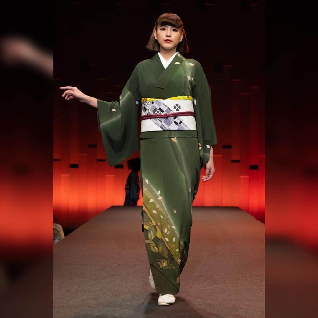 源崎トモエのインスタグラム：「TOKYO KIMONO COLLECTION 2023  今回は3ブランドあって その中でもう1つが @aonokoubou.info さんのブランド👘  今回もPOPで色鮮やかなお着物ばかりで素敵でした☺️🫶 ヘアメイクもポップな感じでいつもと違った雰囲気で楽しかったです🫶  #kimono #青野工房 #着物 #kimonostyle #kimonofashion」