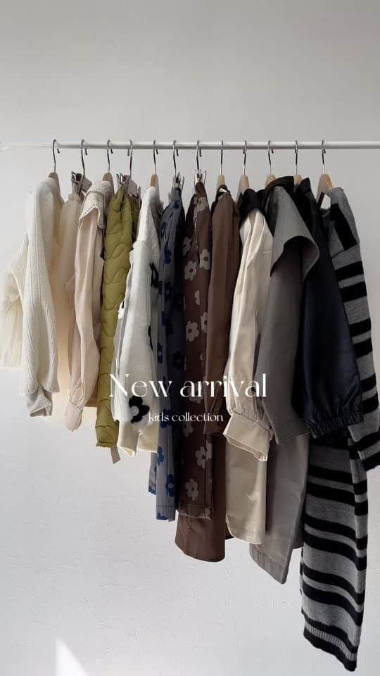 のインスタグラム：「.⁡ ⁡10.3 tue  21:00⁡ ⁡⁡ ⁡⁡ ⁡⁡ ⁡.⁡ New/Restock⁡ ⁡⁡ ⁡⁡ ⁡⁡ ⁡⁡ ⁡⁡ ⁡⁡⁡ ⁡⁡ ⁡⁡ ⁡⁡ ⁡⁡ ⁡⁡ ⁡⁡ ⁡ ⁡.⁡ ようやく秋本番🍂🤎⁡ ⁡今すぐ着用頂ける可愛い商品が入荷してきます!!!⁡ ⁡⁡ ⁡⁡ ⁡⁡ ⁡.⁡ ⁡是非21:00よろしくお願い致します！⁡ ⁡⁡ ⁡⁡ ⁡⁡ ⁡⁡ ⁡⁡ ⁡⁡ ⁡.⁡ ⁡⁡ ⁡⁡ ⁡⁡ ⁡⁡⁡⁡⁡⁡⁡⁡⁡⁡⁡⁡⁡⁡⁡⁡⁡⁡#親子#親子おそろい#ママ服#おやこーで #親子おそろいコーデ#おそろい#リンク#親子おそろい服#トップス#秋#秋新作#秋おそろい⁡プチプラファッション#キッズコーデ#アクセサリー#男の子#キッズファッション#女の子服#子供服#キッズサンダル#女の子ママ# #姉妹#男の子服 #ootd#親子おそろい#サロペット#ニットパンツ#大人顔負け#大人顔負けファッション#ケーブルニットカーディガン#ニットカーディガン#ニットパンツ ⁡ ⁡⁡ ⁡⁡ ⁡」