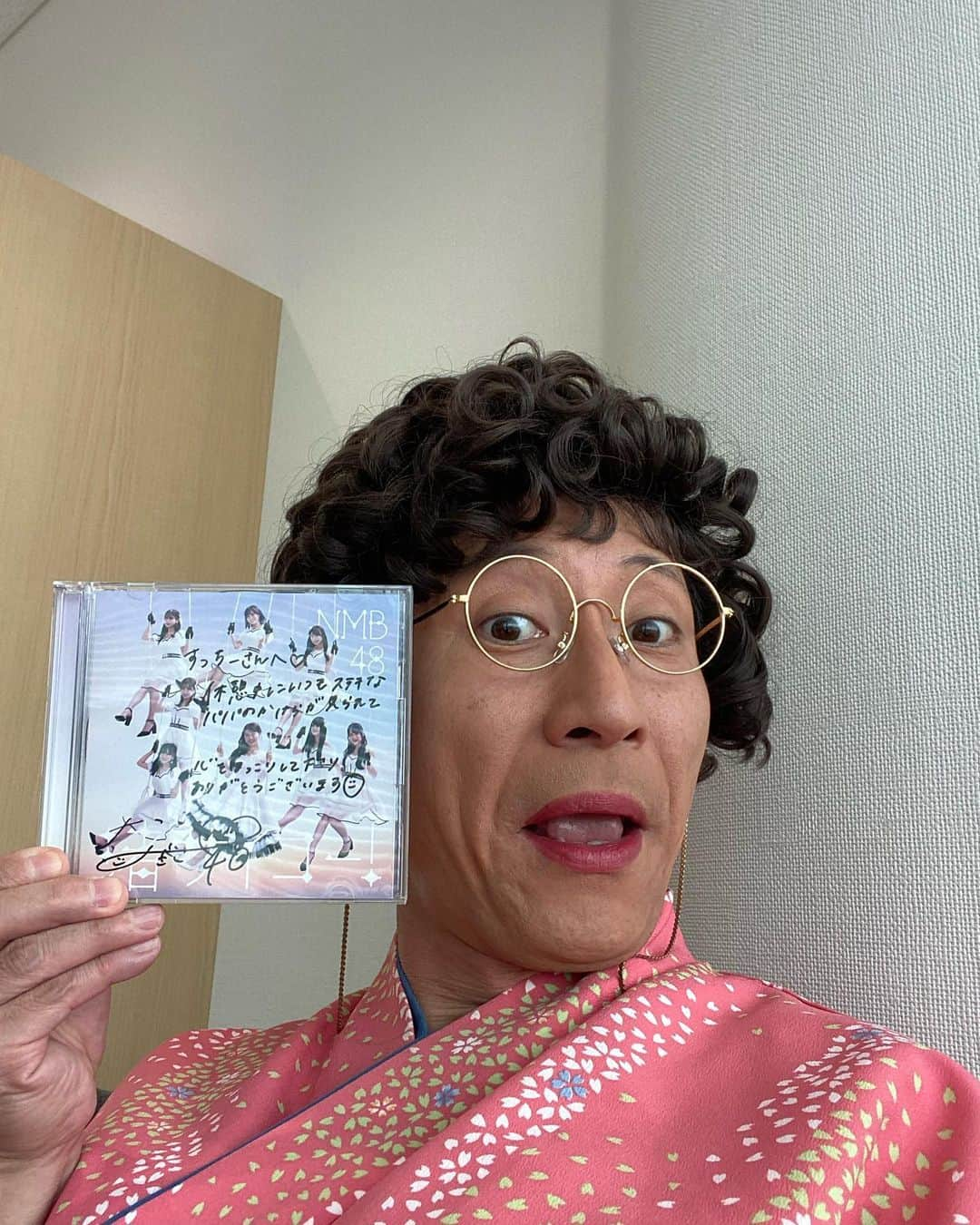 すっちーのインスタグラム：「なぎーにシーディーもらったよ💿 ブランコに乗ってはるよ😊 CDをカタカナではじめて書いてみた💿」