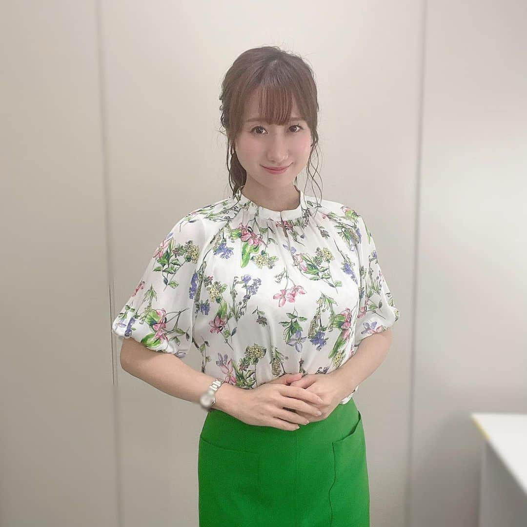 のインスタグラム：「すっかり秋の空気ですね🍂🌰🍁  今日は『Nらじ』に戻ります😌 NHKラジオR1午後6時台の気象情報を担当します。  よろしくお願いします！  #気象予報士 #気象キャスター #weatherforecaster #기상캐스터　#氣象主播  #smile #微笑 #미소　#senyum #मुस्कान」