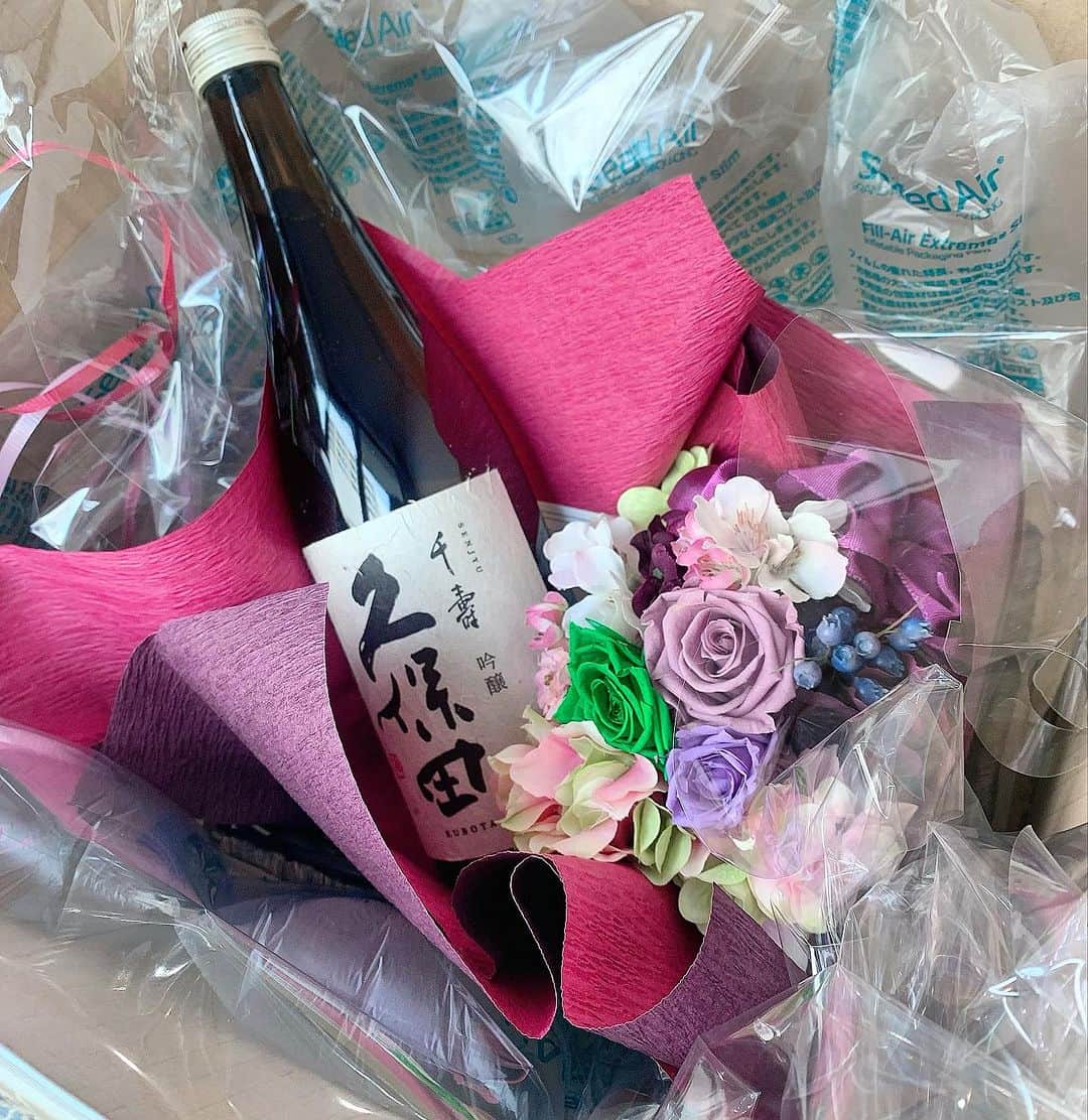 hair salon JOJOさんのインスタグラム写真 - (hair salon JOJOInstagram)「誕生日にサロンに素敵なプレゼントが届きました🩵びっくりです⭐︎これからもより良い技術サービスをご提案できますよう頑張ります♪ #誕生日 #感謝 #感謝カンゲキ雨嵐   【ヘアサロンJOW下高井戸駅前】 西脇丈太郎（美容師歴20年以上） 都内2店舗勤務の後、新宿に2010年独立開業（12年間）。 現在は世田谷区下高井戸に移転。3店目の【JOW】を経営するオーナー兼スタイリスト。 丁寧でスピーディーな施術、ハイクオリティな仕上がりをご提案致します。 ・ショートスタイルの扱いやすさ ・絶妙なバランスのインナーカラー ・長持ちする明るい白髪ぼかしハイライト ・髪を大切にする植物性のヘナカラー 等に定評があります。 皆様のご来店心よりお待ちしております。  TEL:0333238220 #世田谷美容室#下高井戸美容室#明大前美容室#松原美容室 #下高井戸ヘアサロン  Web予約↓ https://hairsalon-jow.com/」10月3日 15時24分 - hair_salon_jow