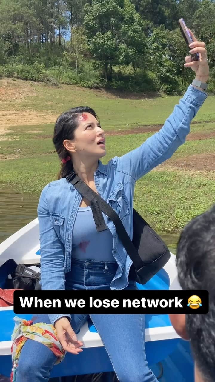 サニー・レオーネのインスタグラム：「My reaction when I have no internet 😂  . . #SunnyLeone #funny」